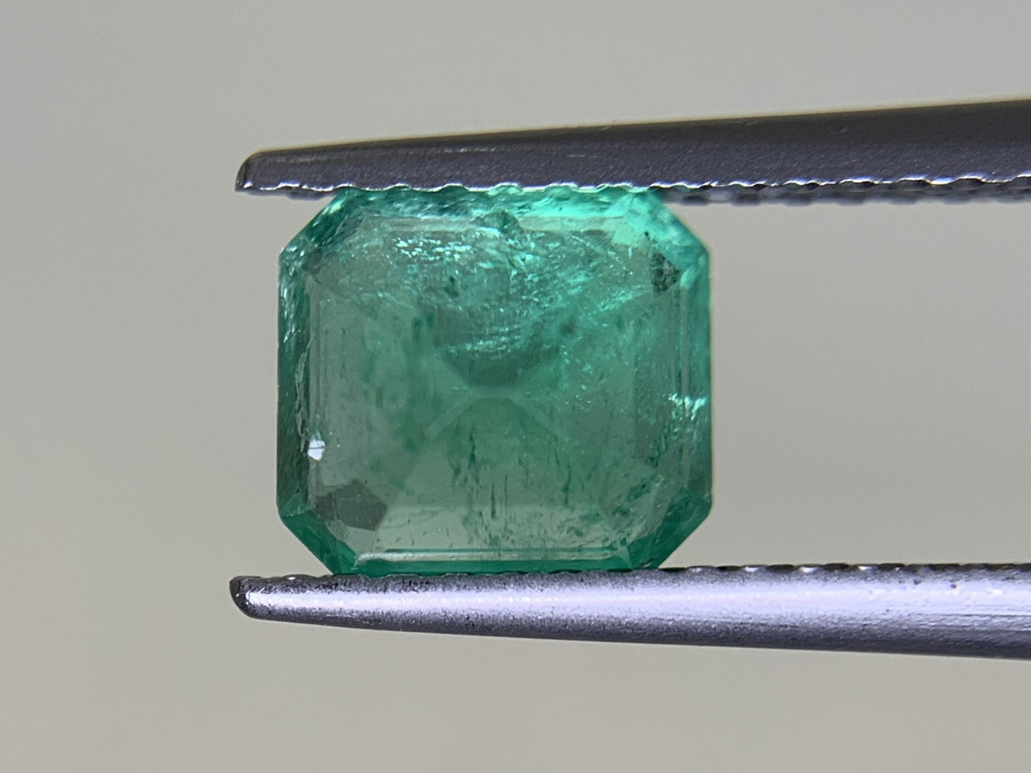 エメラルド 1.409ct 宝石ソーティング付き  6.9㎜×6.5㎜×4.6㎜  ルース（ 裸石 ） 3555Y