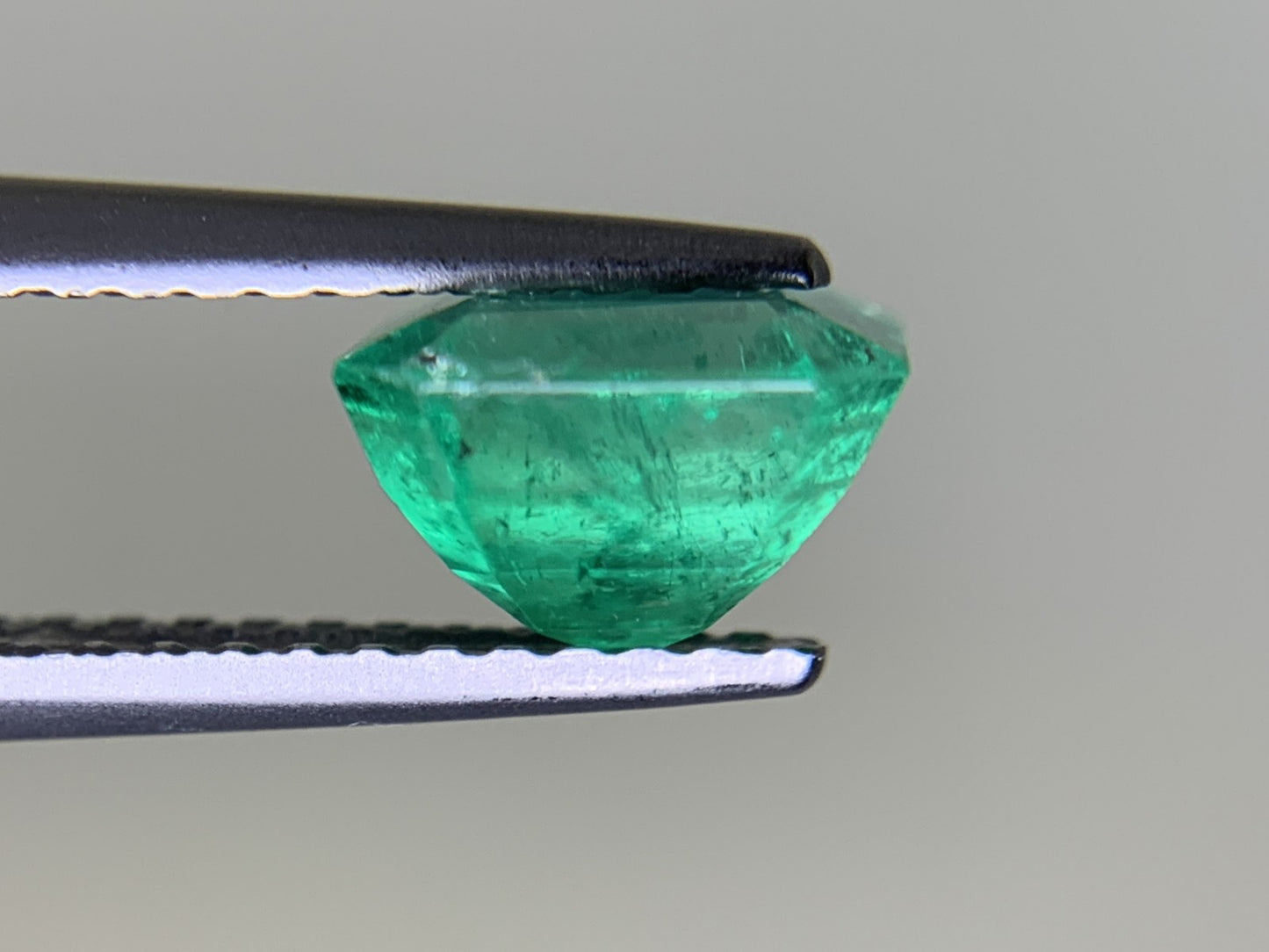 エメラルド 1.409ct 宝石ソーティング付き  6.9㎜×6.5㎜×4.6㎜  ルース（ 裸石 ） 3555Y
