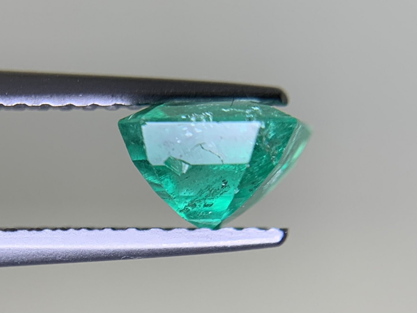 エメラルド 1.409ct 宝石ソーティング付き  6.9㎜×6.5㎜×4.6㎜  ルース（ 裸石 ） 3555Y
