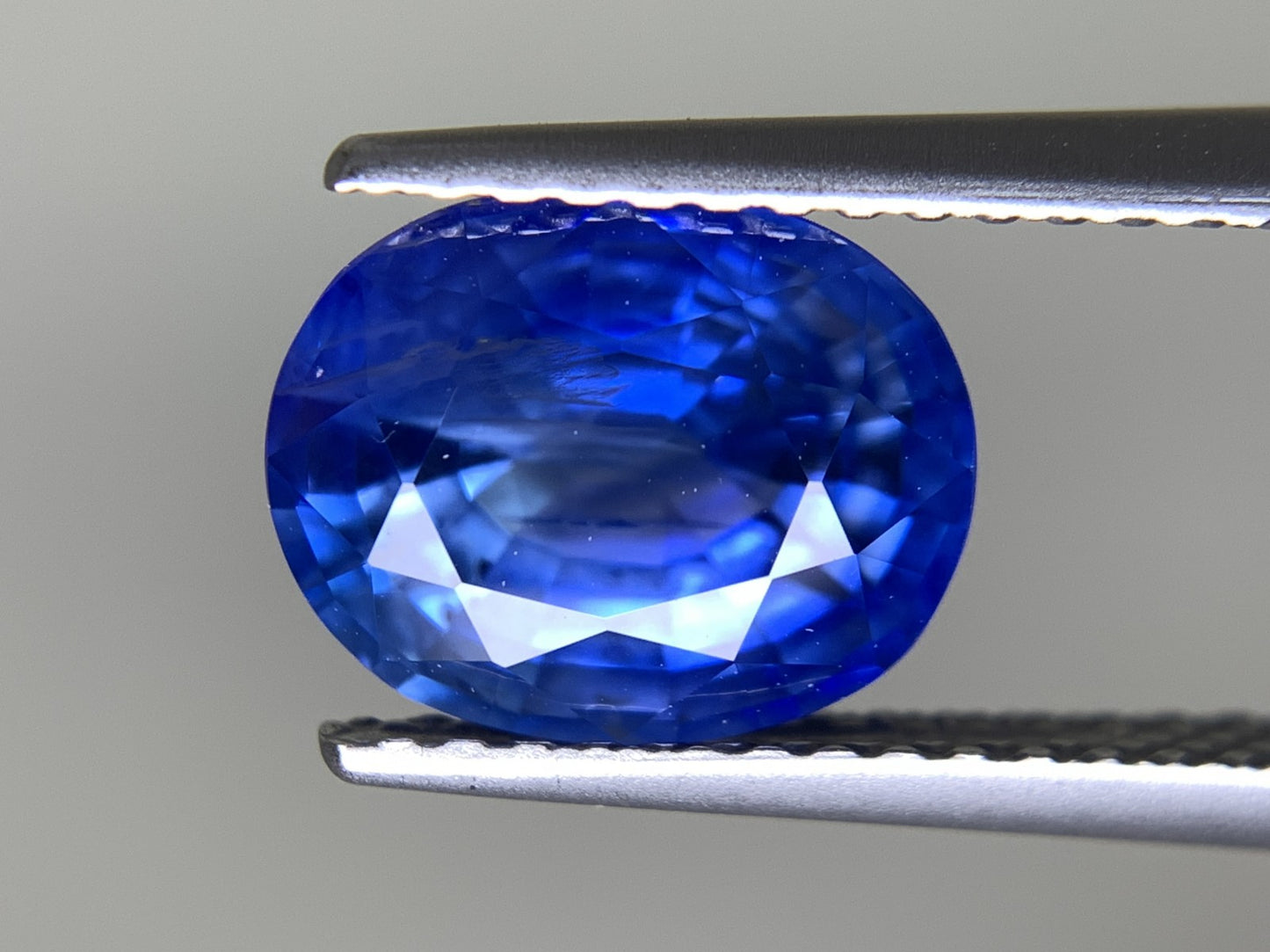 サファイア 3.01ct  AIGS宝石鑑別書付き  Cornflower Blue 9.06㎜×7.31㎜×5.37㎜   天然 ルース（ 裸石 ）   5043Y