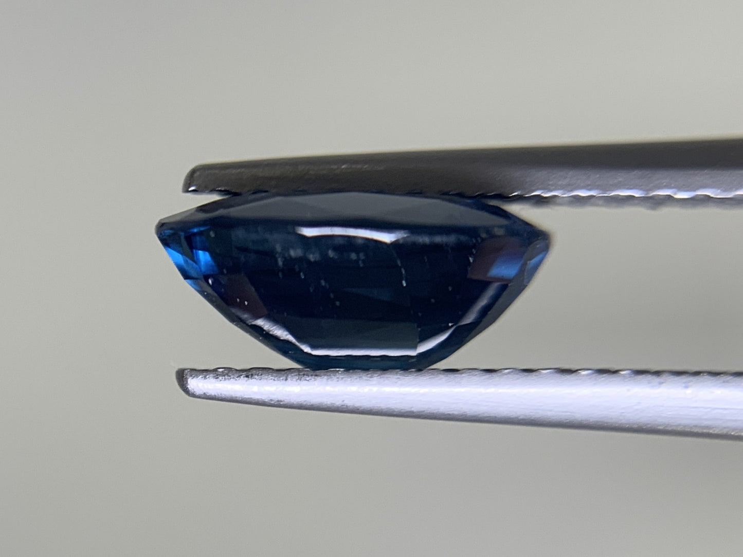 サファイア 2.43ct  宝石ソーティング付き  9.0㎜×7.4㎜×4.1㎜  ルース（ 裸石 ） 1871Y