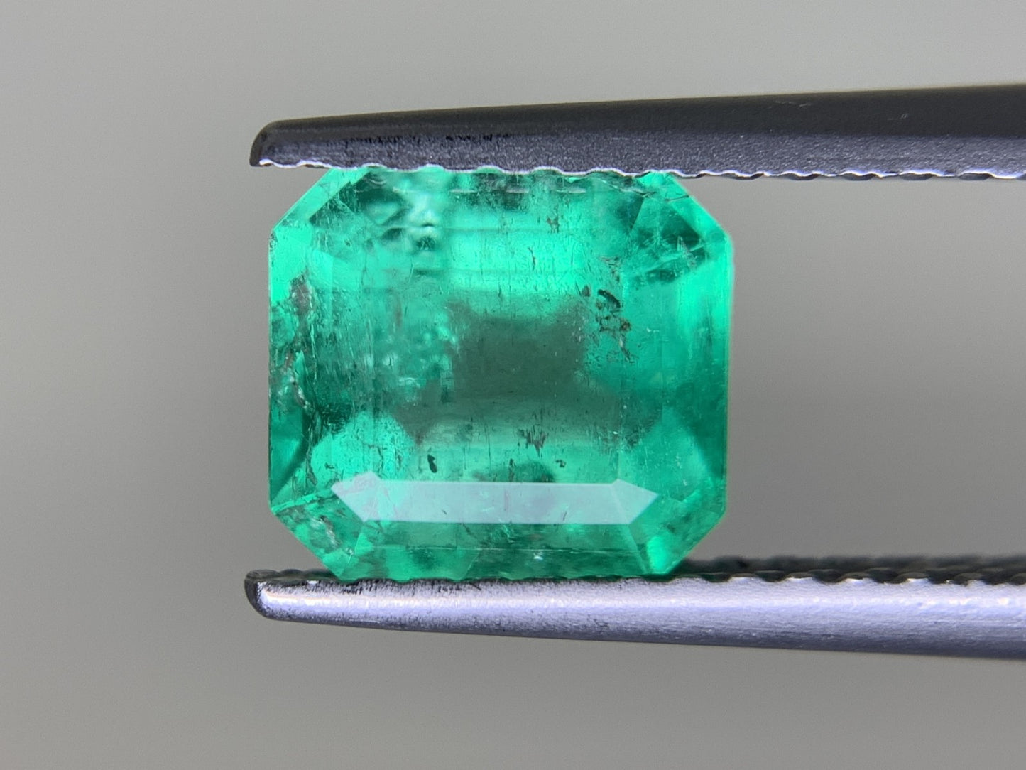 エメラルド 1.409ct 宝石ソーティング付き  6.9㎜×6.5㎜×4.6㎜  ルース（ 裸石 ） 3555Y