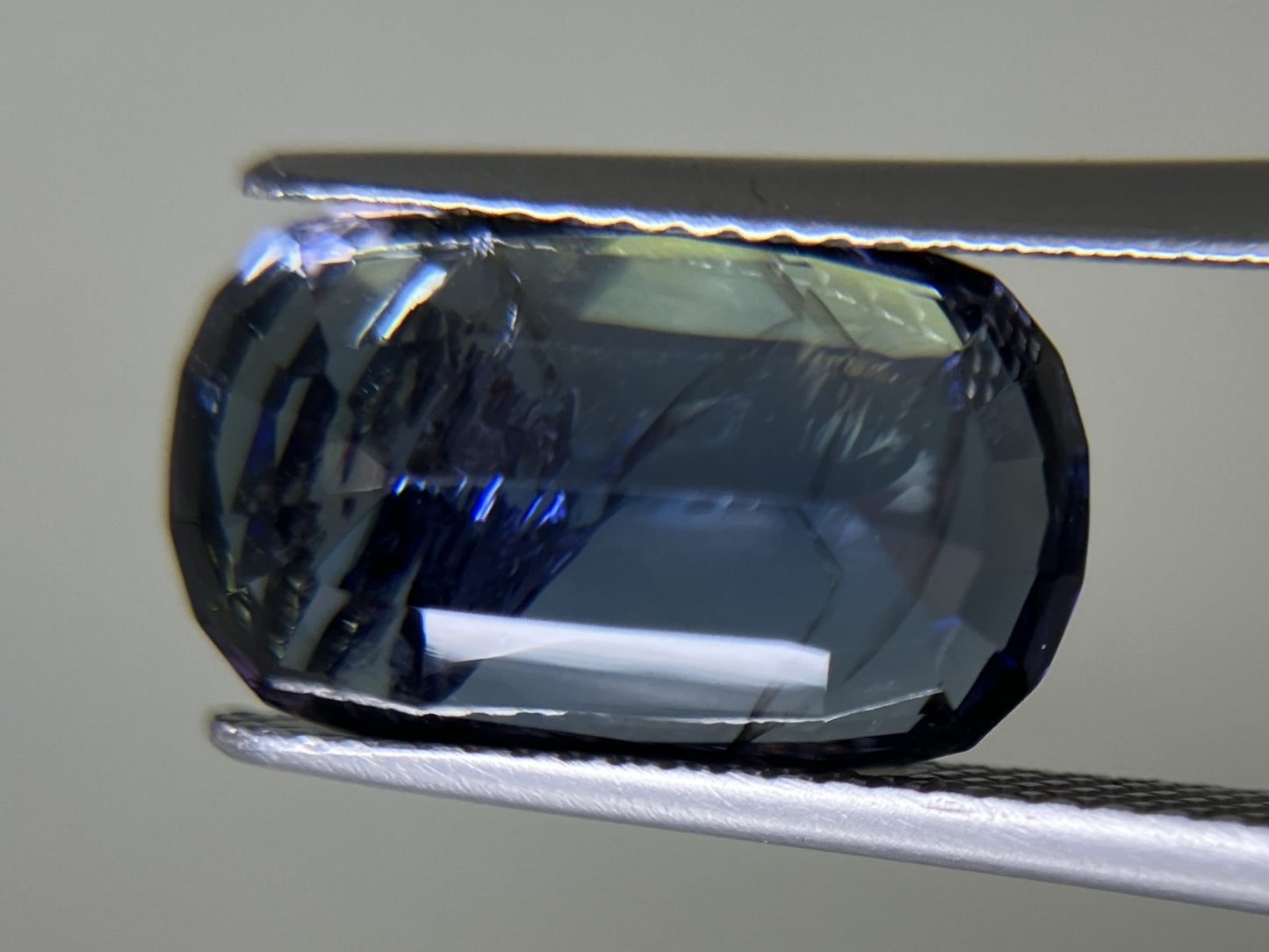 タンザナイト 8.018ct 中央宝石ソーティング付き 15.08㎜×9.28㎜×6.83㎜ 天然 ルース（ 裸石 ） 4463YY