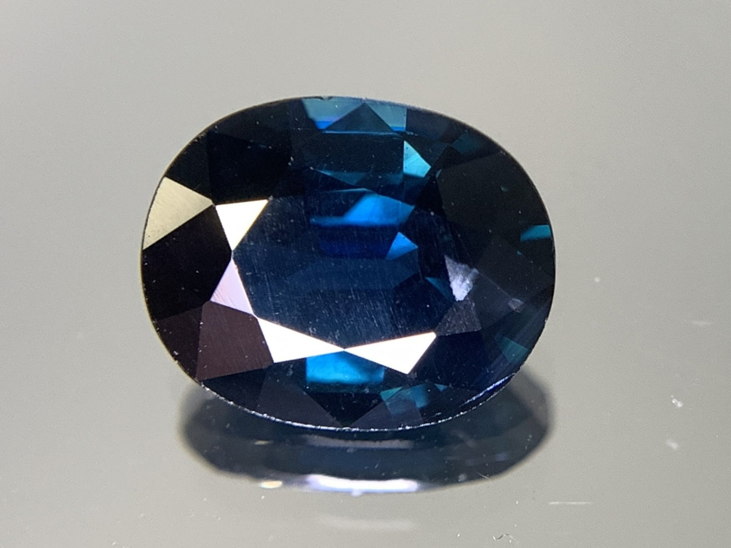 サファイア 2.127ct 宝石ソーティング付き  8.9㎜×7.2㎜×3.8㎜   ルース（ 裸石 ） 2004Y
