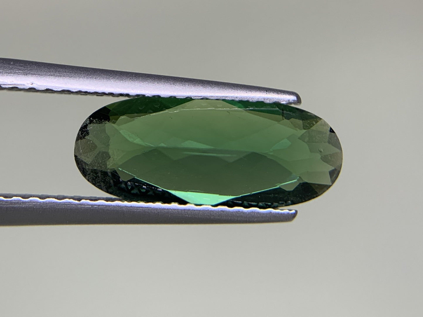 グリーントルマリン 2.404ct 宝石ソーティング付き  14.2㎜×6.0㎜×4.2㎜  ルース（ 裸石 ） 3451Y
