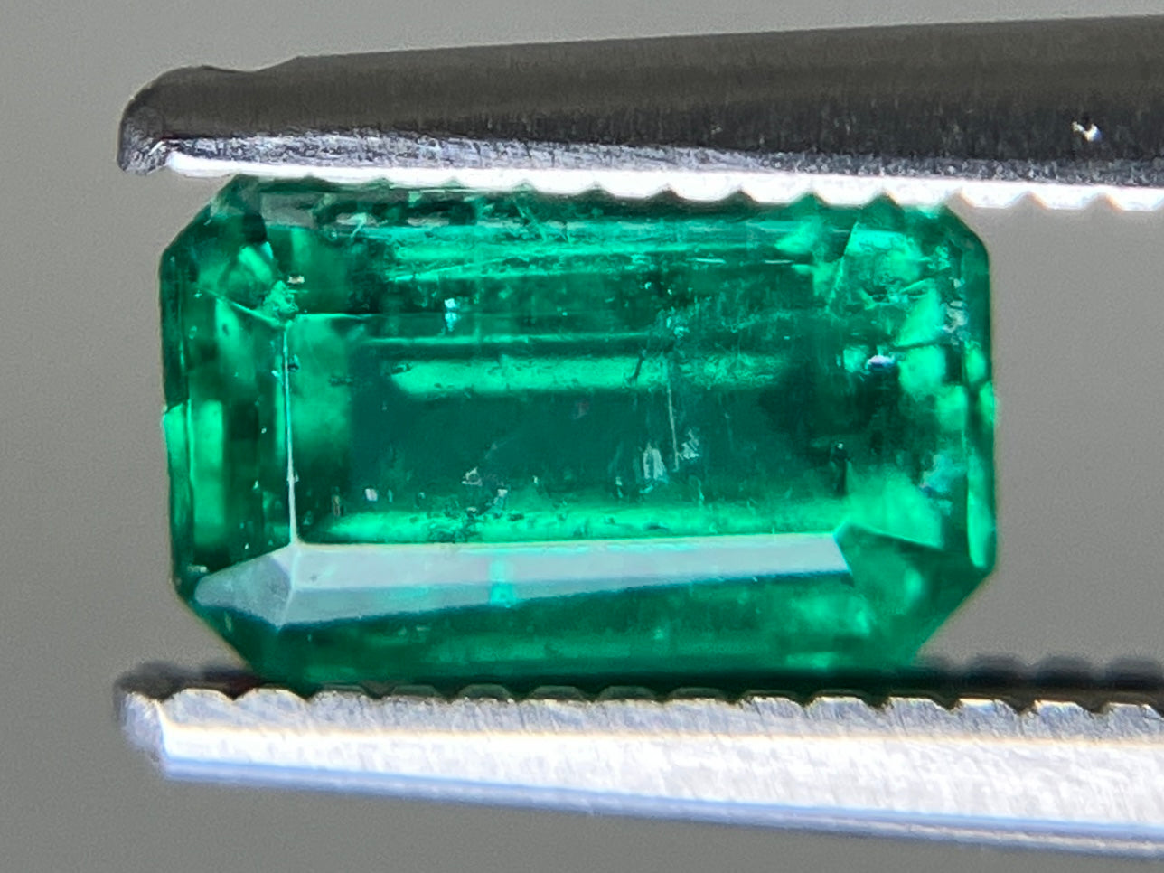 エメラルド 天然 0.889ct 中央宝石ソーティング付き 7.05㎜×4.39㎜×3.79㎜ ルース（ 裸石 ） 6766YY