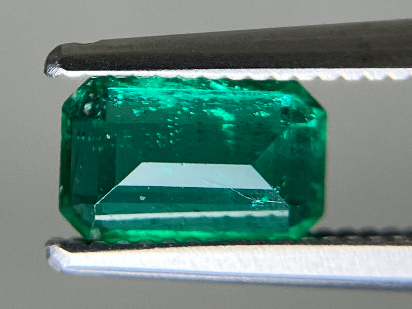エメラルド 天然 0.889ct 中央宝石ソーティング付き 7.05㎜×4.39㎜×3.79㎜ ルース（ 裸石 ） 6766YY