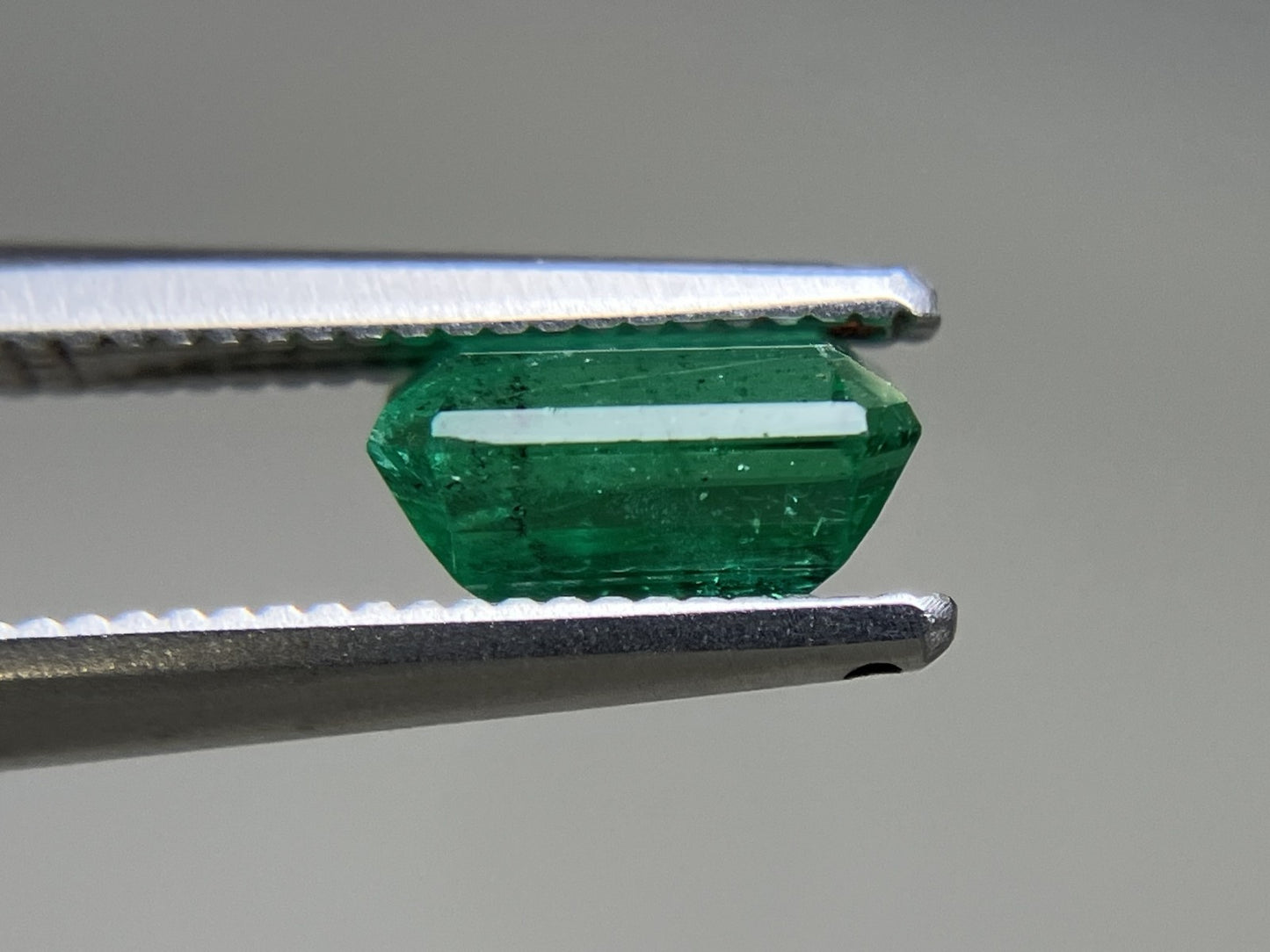 エメラルド 天然 0.889ct 中央宝石ソーティング付き 7.05㎜×4.39㎜×3.79㎜ ルース（ 裸石 ） 6766YY