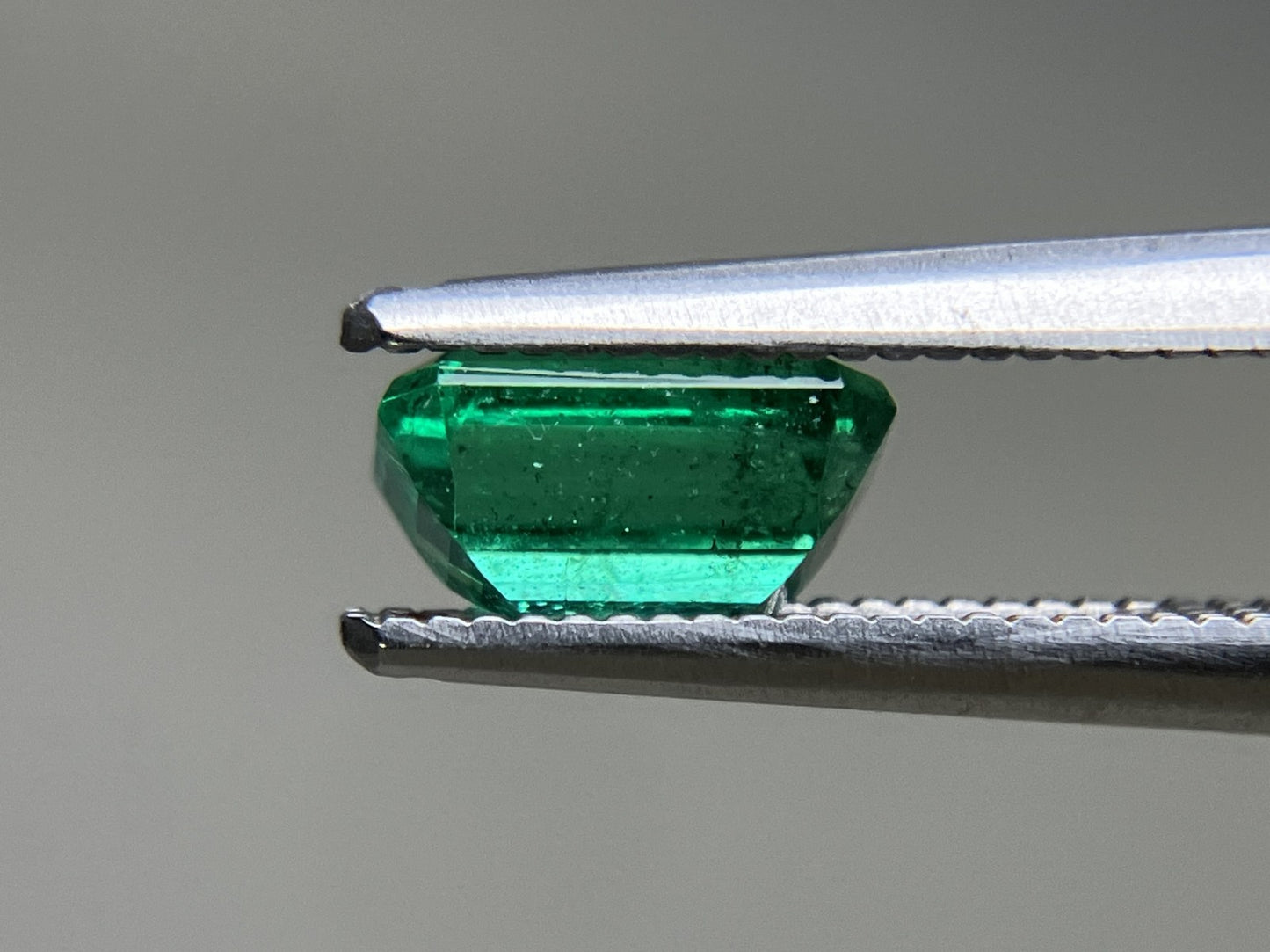 エメラルド 天然 0.889ct 中央宝石ソーティング付き 7.05㎜×4.39㎜×3.79㎜ ルース（ 裸石 ） 6766YY