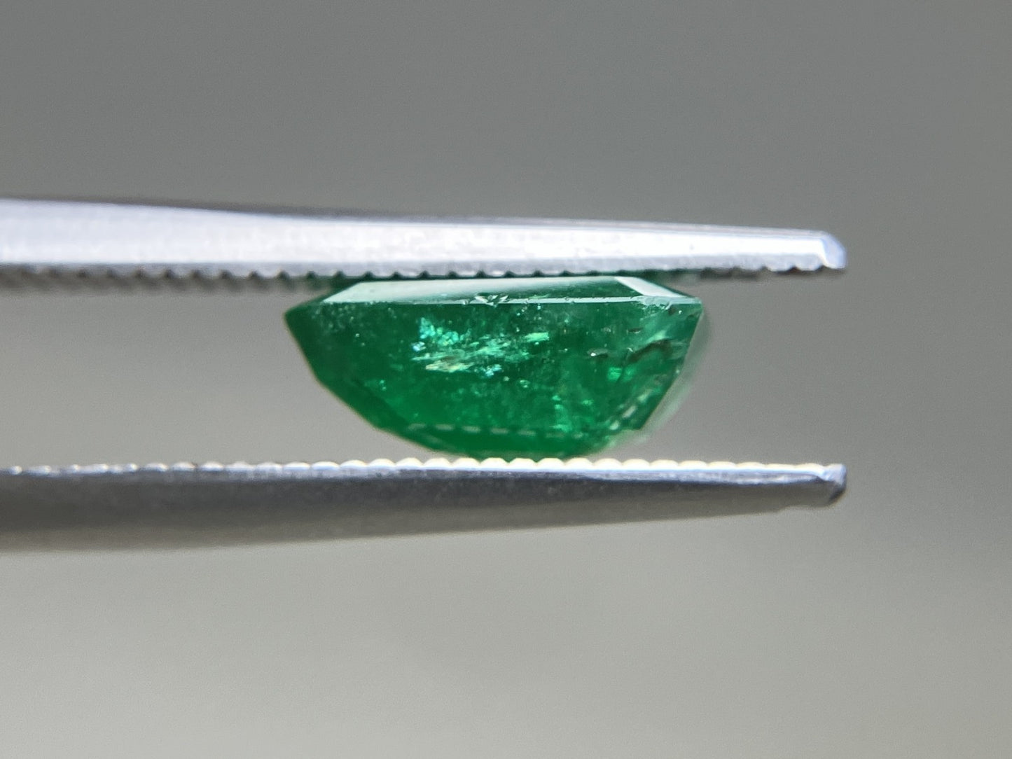 エメラルド 天然 2.312ct 中央宝石ソーティング付き 9.00㎜×7.76㎜×3.99㎜ ルース（ 裸石 ） 6761YY