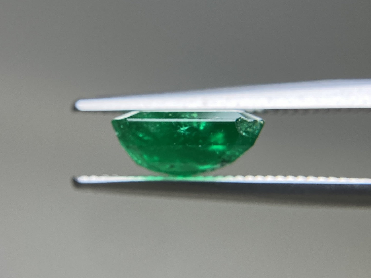 エメラルド 天然 2.312ct 中央宝石ソーティング付き 9.00㎜×7.76㎜×3.99㎜ ルース（ 裸石 ） 6761YY
