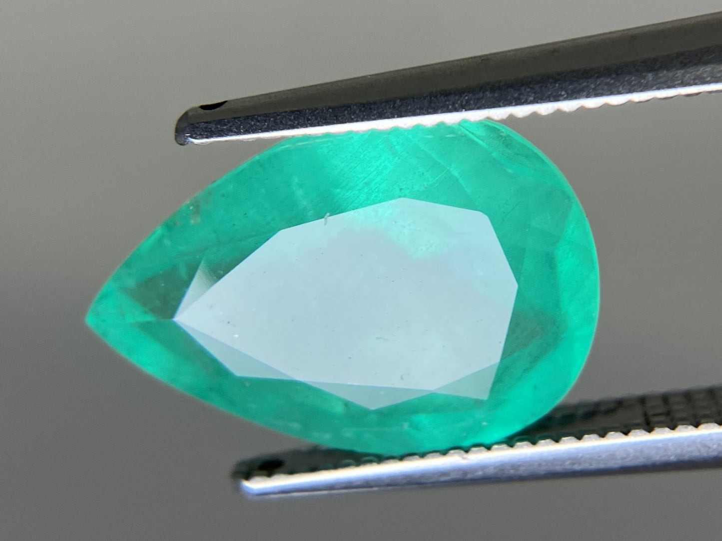 エメラルド 天然 4.613ct 中央宝石ソーティング付き 13.84㎜×9.65㎜×6.15㎜ ルース（ 裸石 ） 6762YY