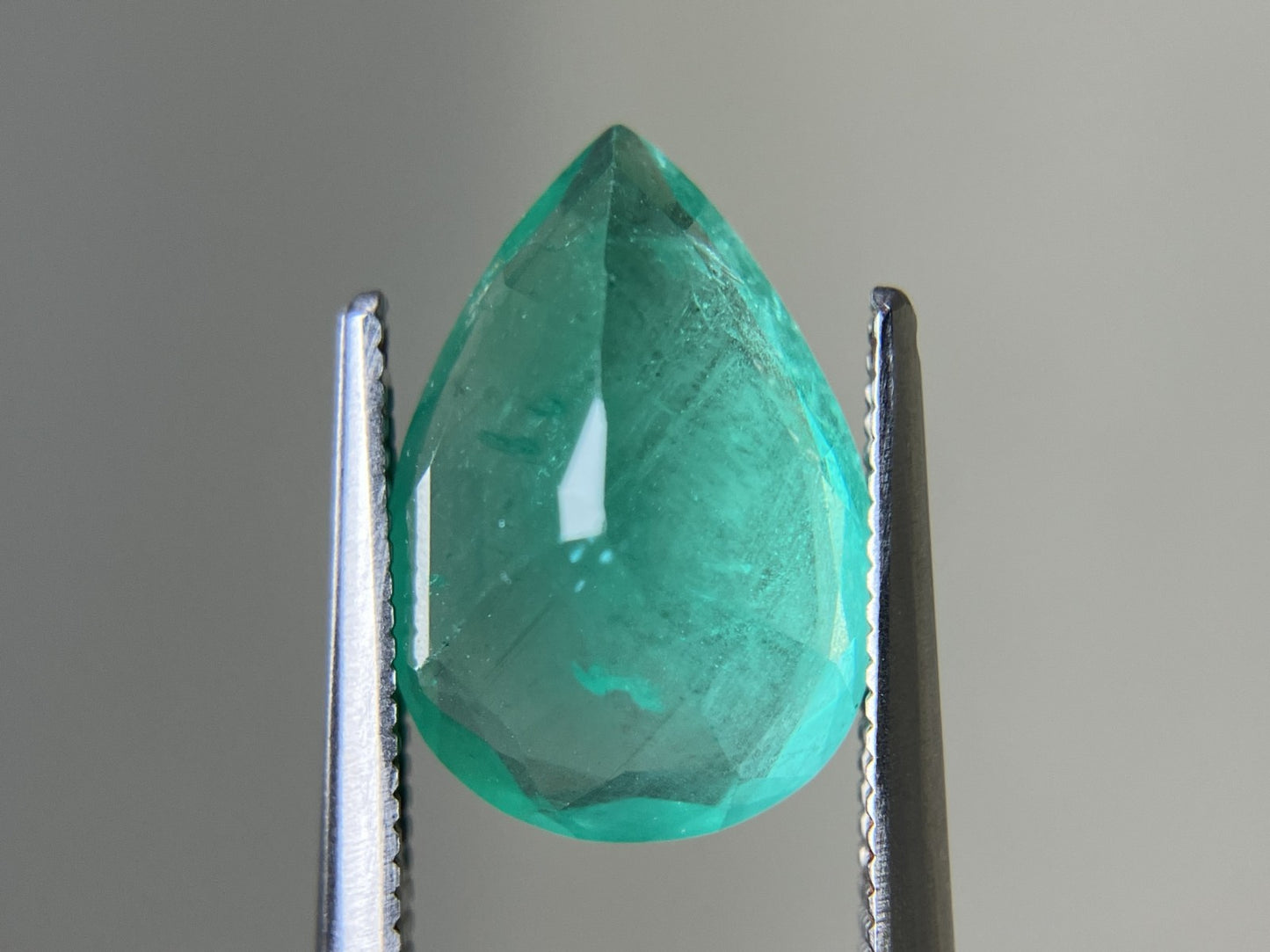 エメラルド 天然 4.613ct 中央宝石ソーティング付き 13.84㎜×9.65㎜×6.15㎜ ルース（ 裸石 ） 6762YY