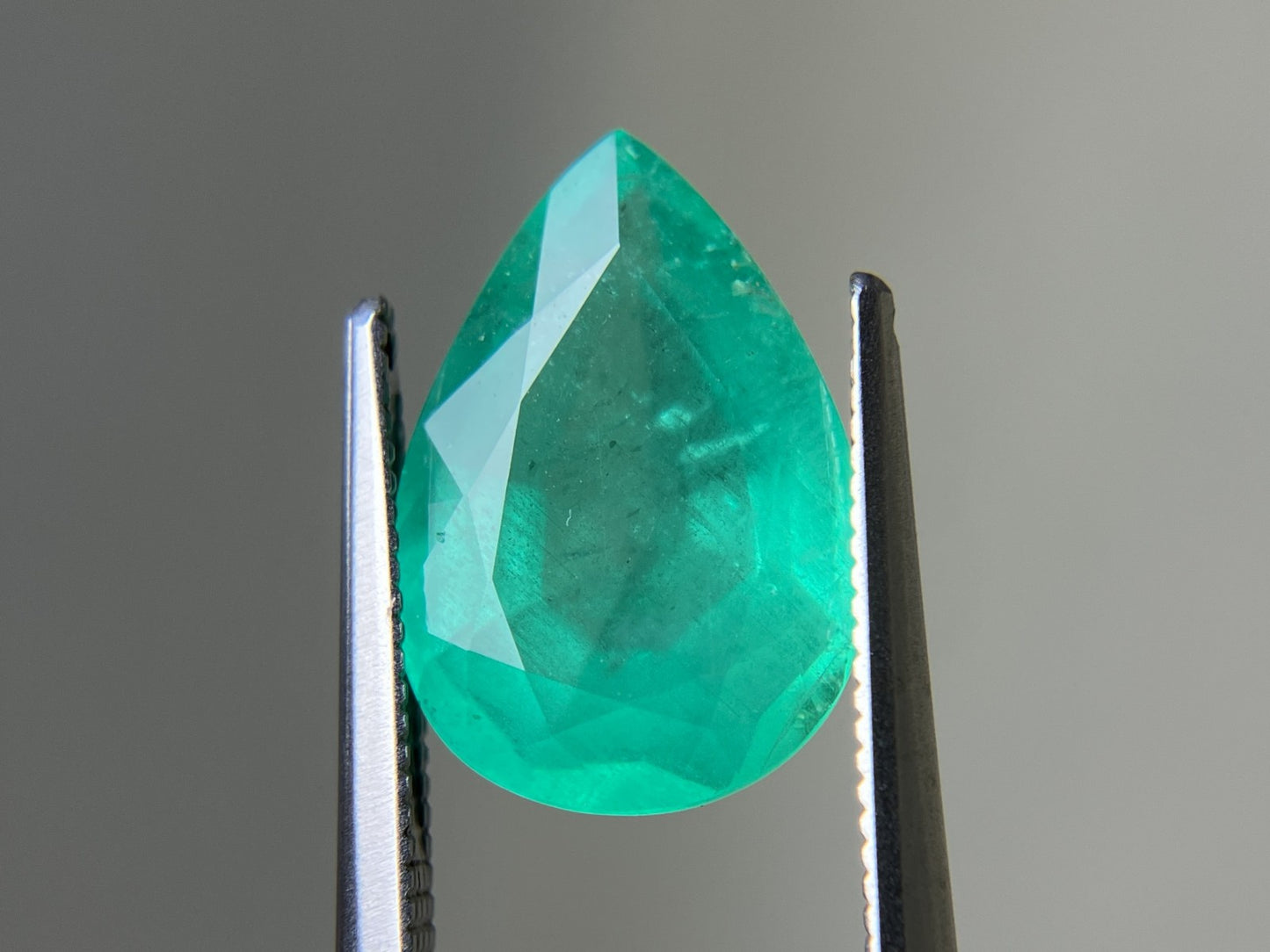 エメラルド 天然 4.613ct 中央宝石ソーティング付き 13.84㎜×9.65㎜×6.15㎜ ルース（ 裸石 ） 6762YY