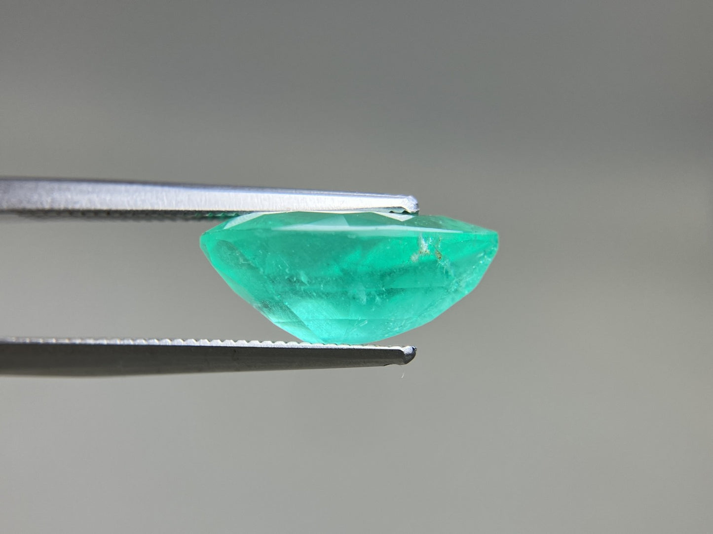 エメラルド 天然 4.613ct 中央宝石ソーティング付き 13.84㎜×9.65㎜×6.15㎜ ルース（ 裸石 ） 6762YY