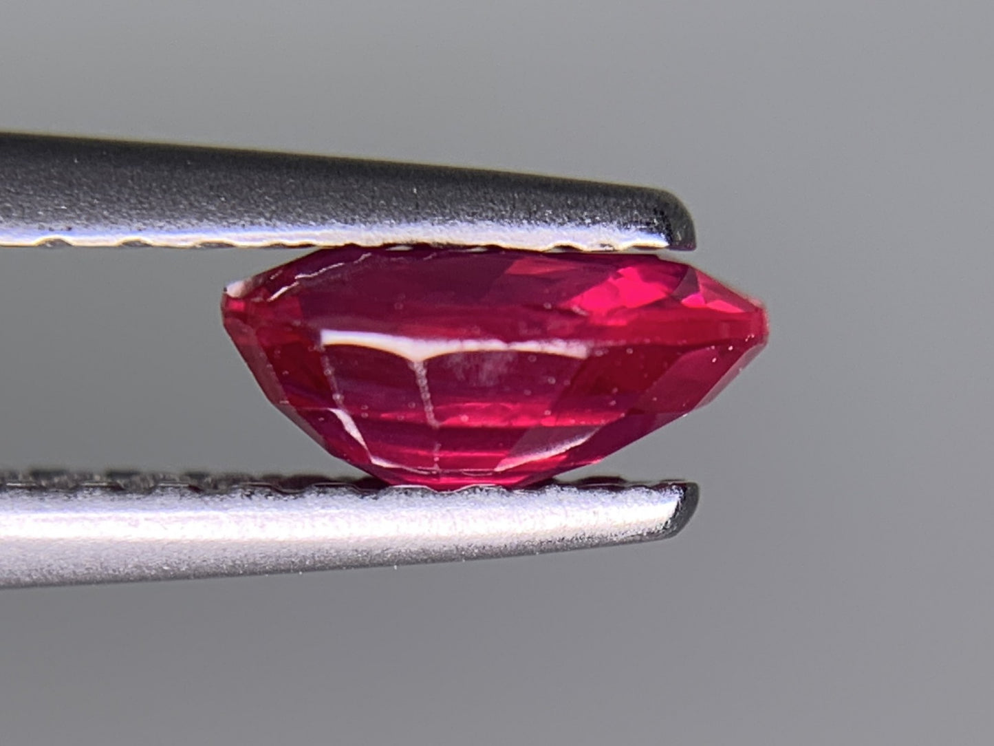 ルビー 0.667ct  宝石ソーティング付き  6.1㎜×4.0㎜×2.6㎜  ルース（ 裸石 ） 4388Y