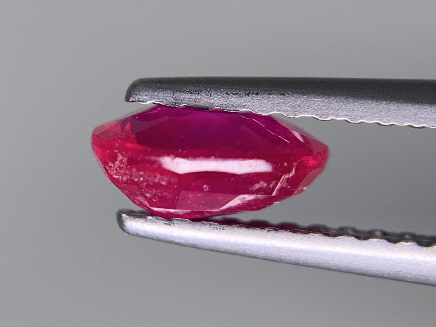 ルビー 1.094ct  宝石ソーティング付き  6.7㎜×5.2㎜×3.2㎜  ルース（ 裸石 ） 3178Y