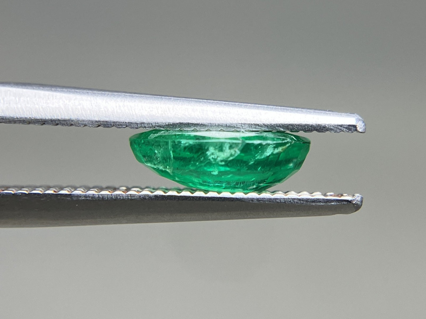 エメラルド 天然 1.080ct 宝石ソーティング付き 8.2㎜×6.0㎜×2.7㎜ ルース（ 裸石 ） 6861YY