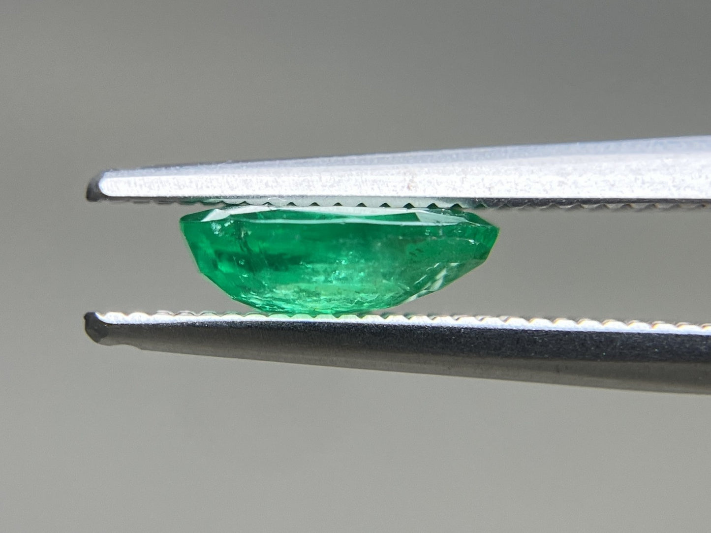エメラルド 天然 1.080ct 宝石ソーティング付き 8.2㎜×6.0㎜×2.7㎜ ルース（ 裸石 ） 6861YY