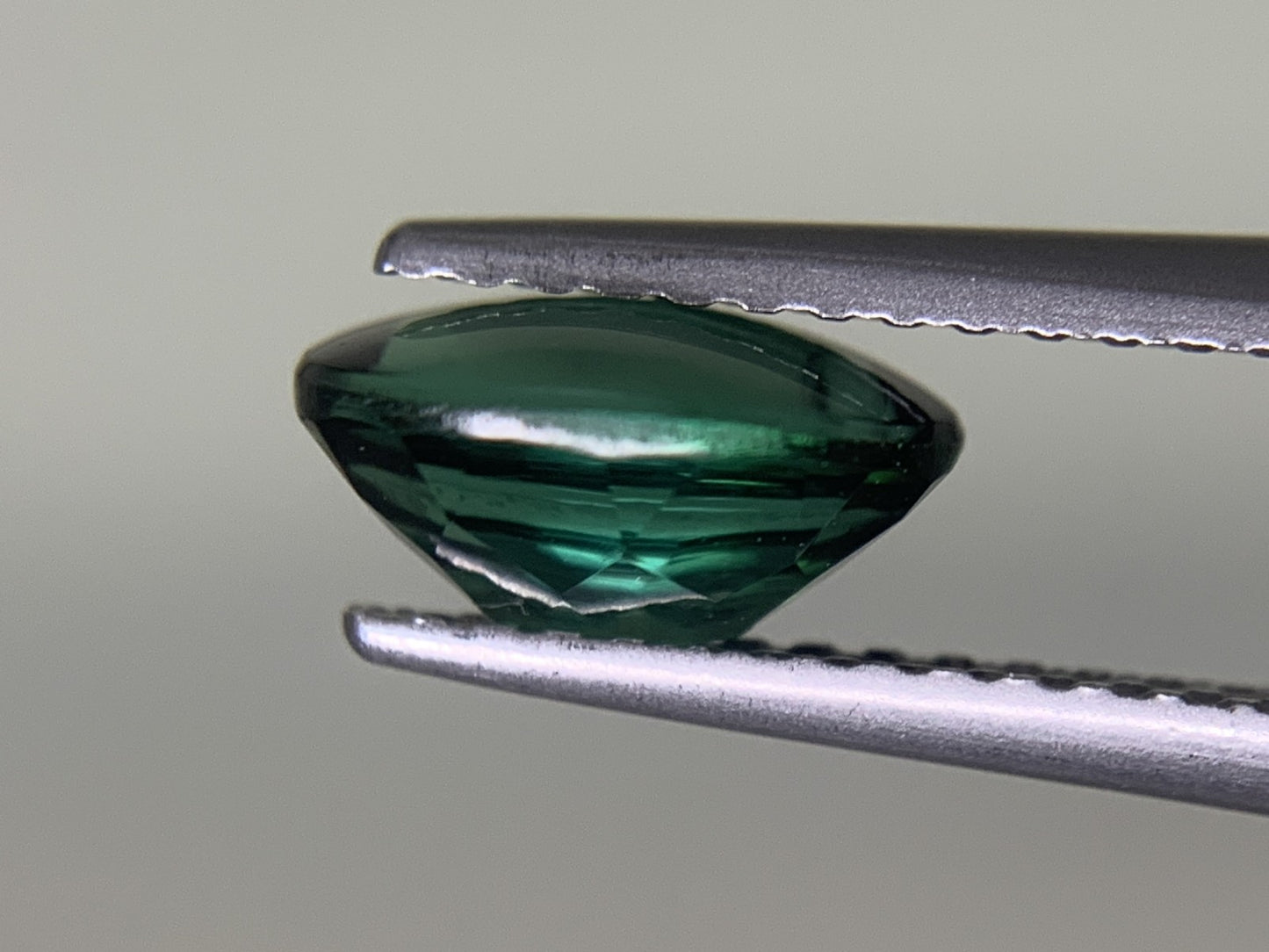 グリーントルマリン 1.363ct 宝石ソーティング付き  8.1㎜×6.1㎜×4.2㎜  ルース（ 裸石 ） 3550Y