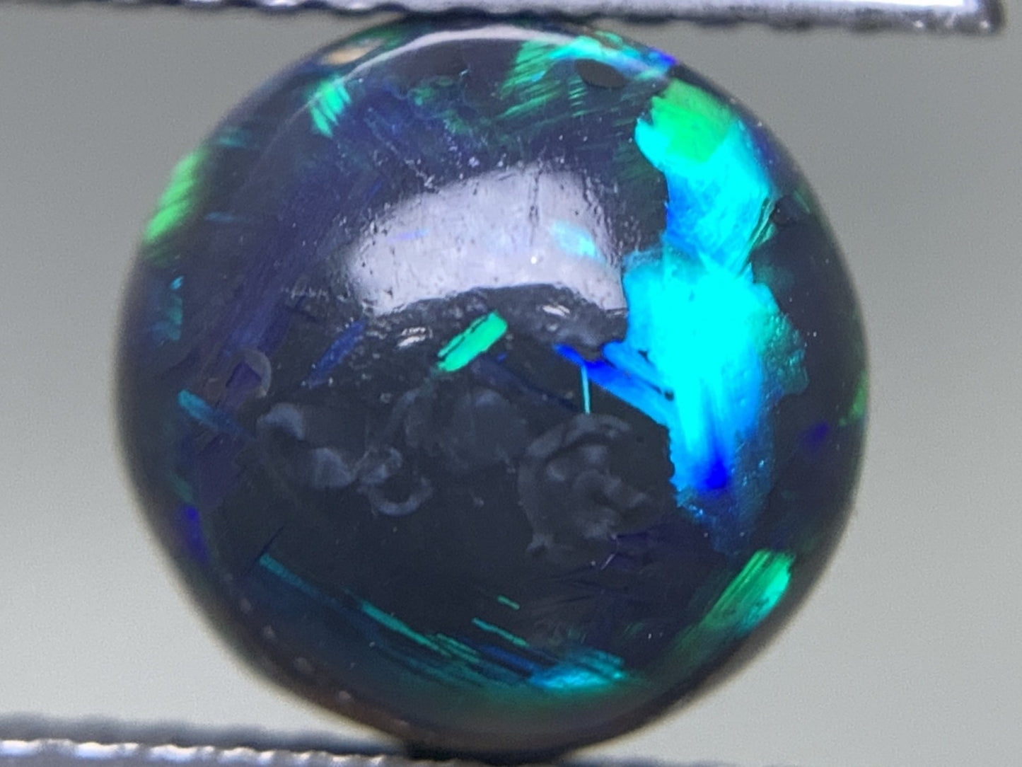 ブラックオパール 天然  2.282ct  中央宝石ソーティング付き  8.7㎜×8.6㎜×5.1㎜  ルース（ 裸石 ） 5771Y