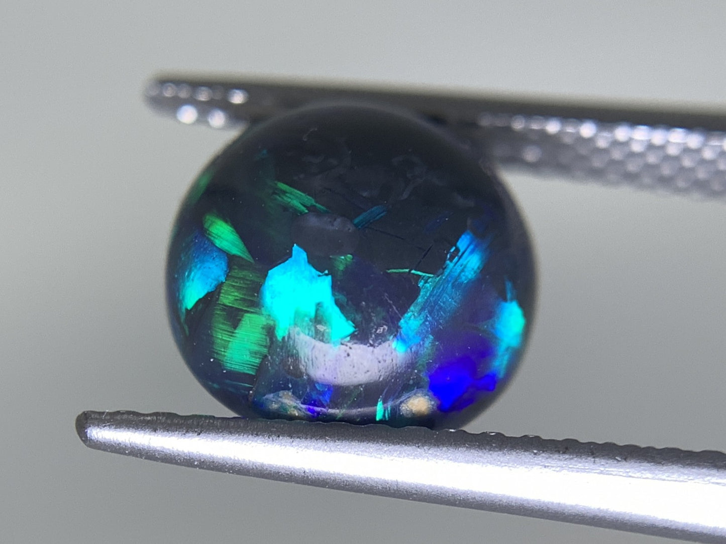 ブラックオパール 天然  2.282ct  中央宝石ソーティング付き  8.7㎜×8.6㎜×5.1㎜  ルース（ 裸石 ） 5771Y