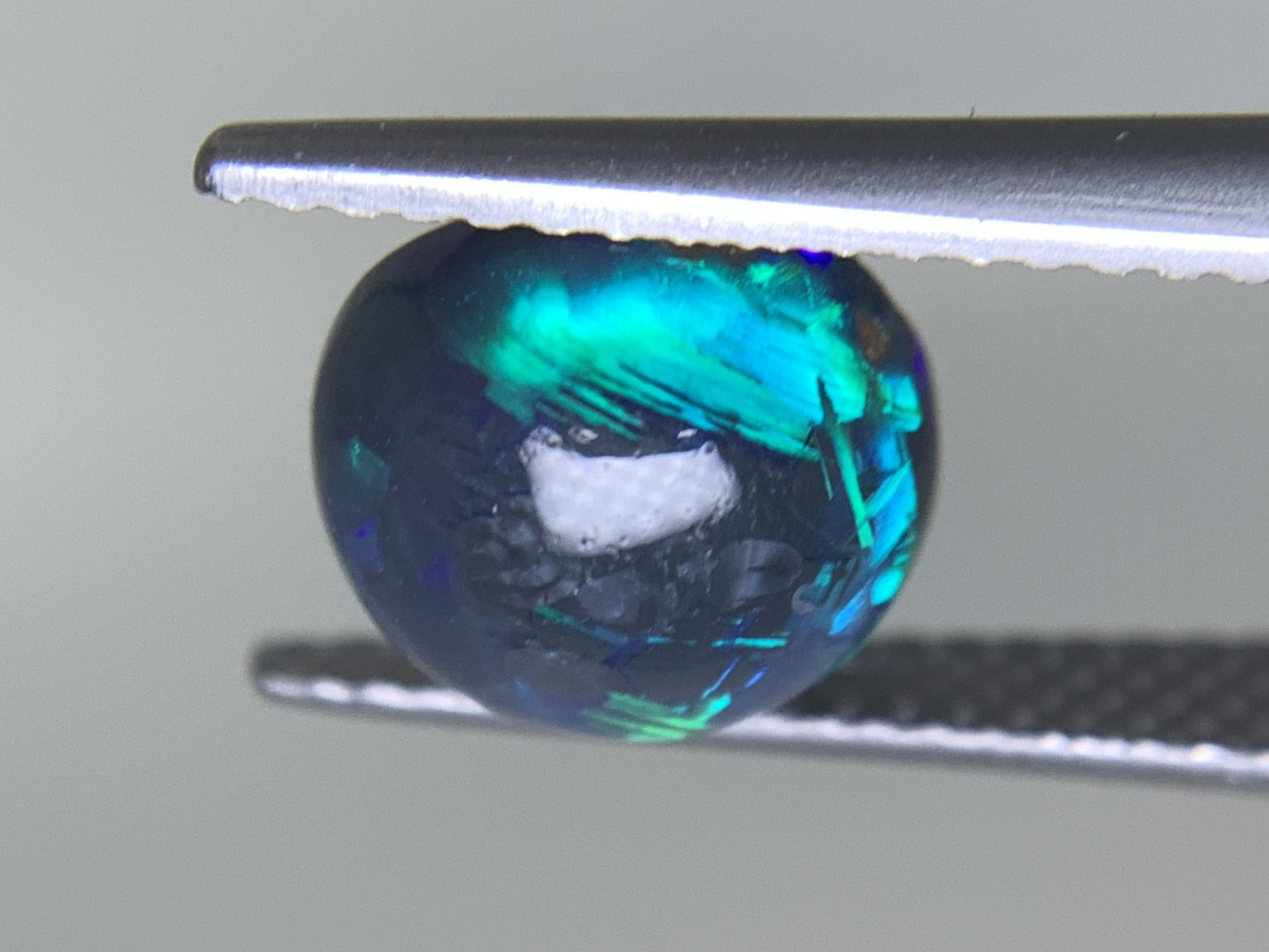 ブラックオパール 天然  2.282ct  中央宝石ソーティング付き  8.7㎜×8.6㎜×5.1㎜  ルース（ 裸石 ） 5771Y