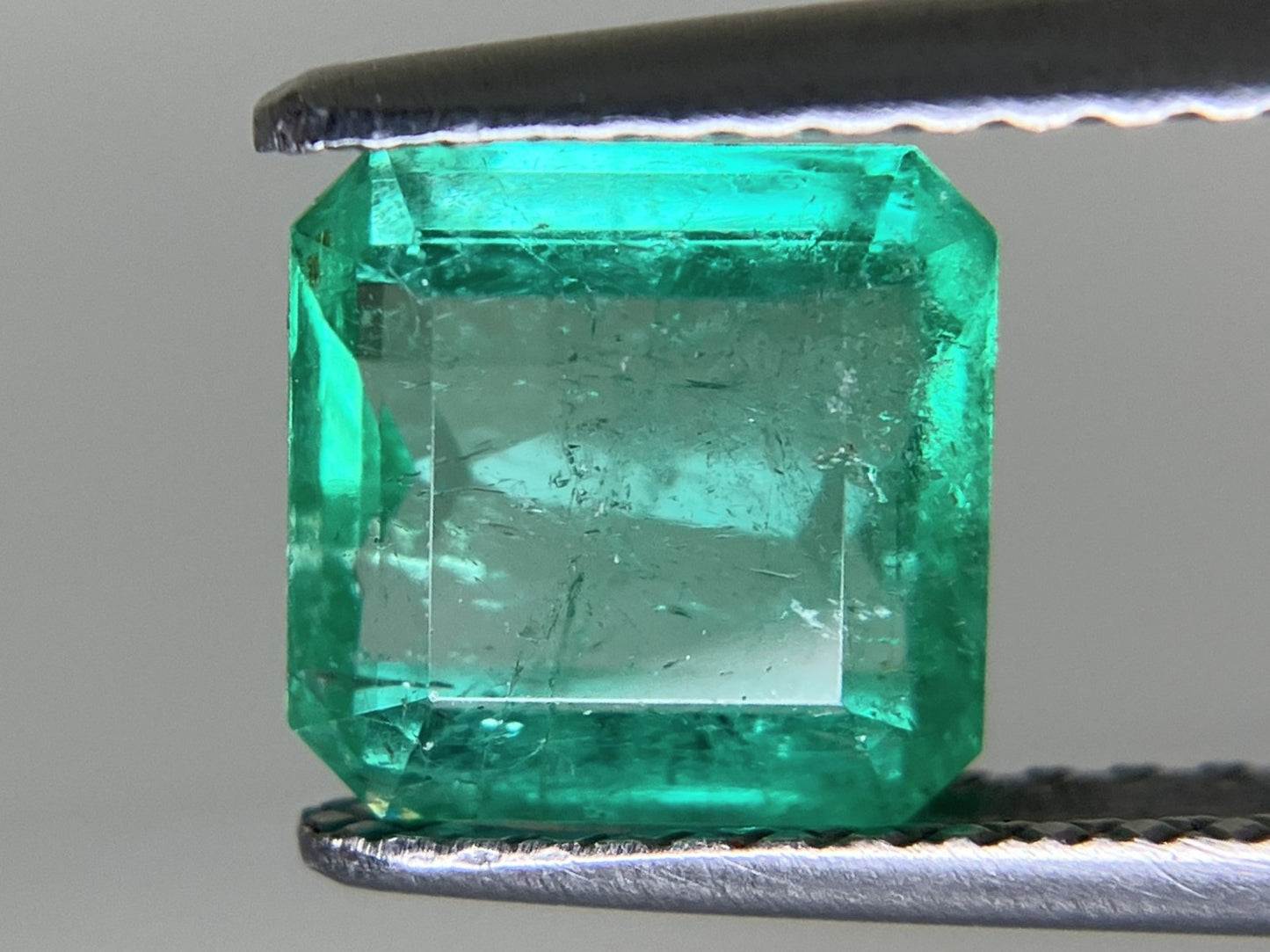 エメラルド 1.499ct 中央宝石ソーティング付き  7.04㎜×6.92㎜×3.83㎜  ルース（ 裸石 ） 4079YY