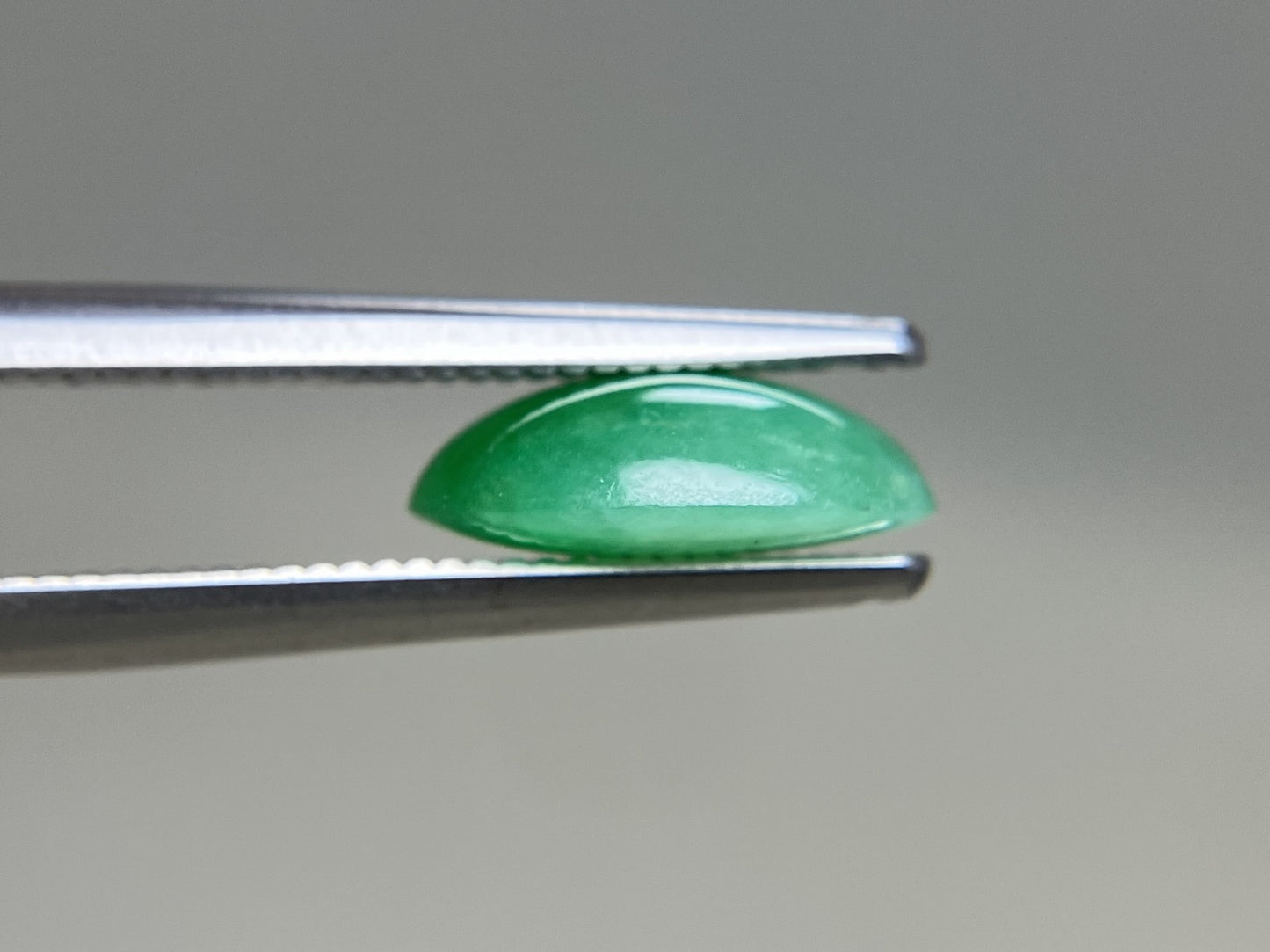 ひすい（ヒスイ 翡翠） 天然 2.478ct 宝石ソーティング付き 10.0㎜×8.0㎜×3.4㎜ ルース（ 裸石 ） 6586YY