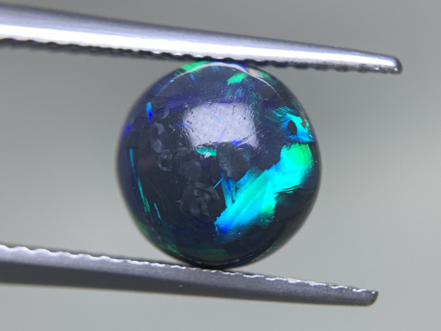 ブラックオパール 天然  2.282ct  中央宝石ソーティング付き  8.7㎜×8.6㎜×5.1㎜  ルース（ 裸石 ） 5771Y