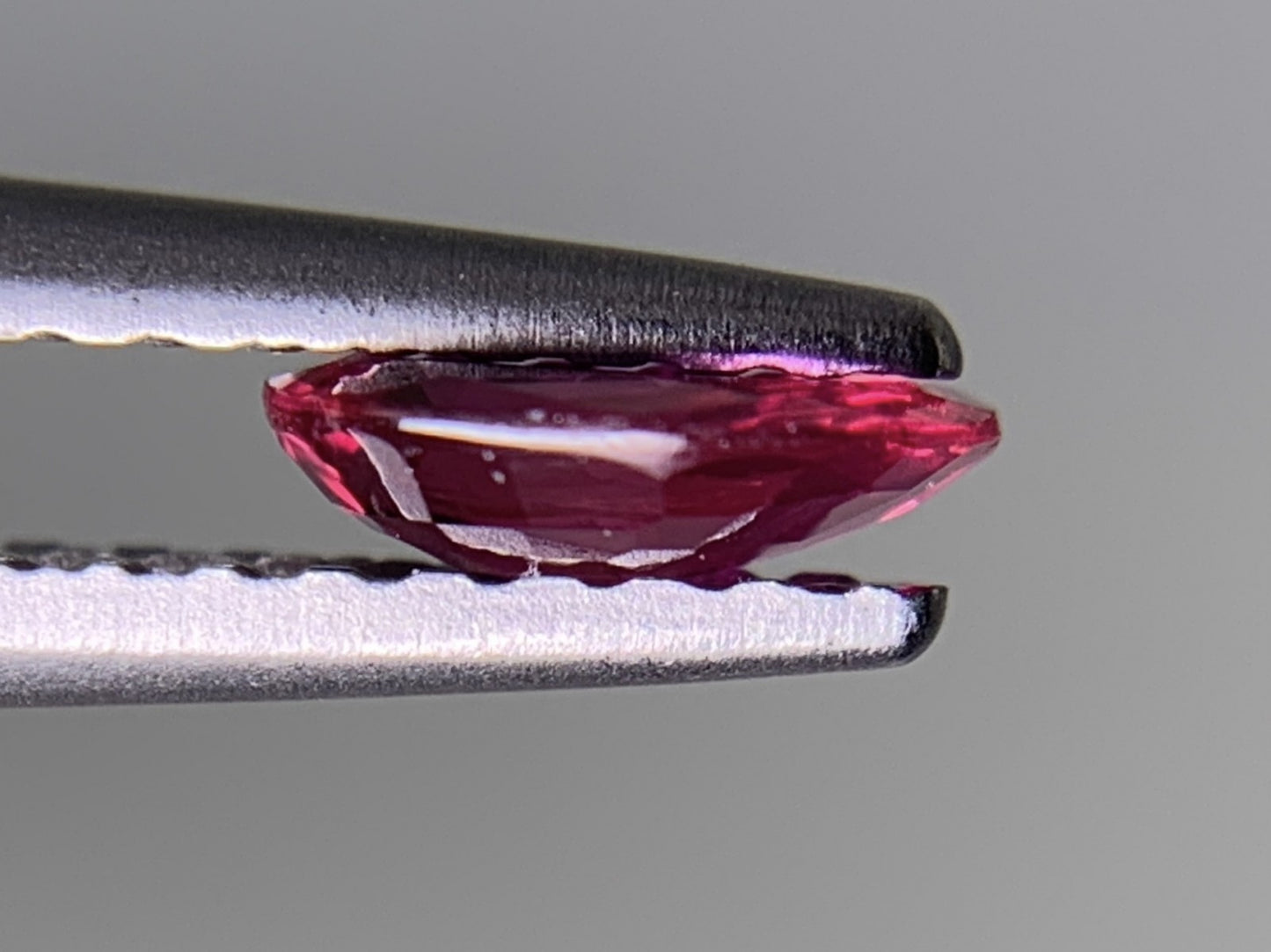 ルビー 0.473ct  中央宝石ソーティング付き  5.88㎜×4.64㎜×1.79㎜  ルース（ 裸石 ） 4389Y
