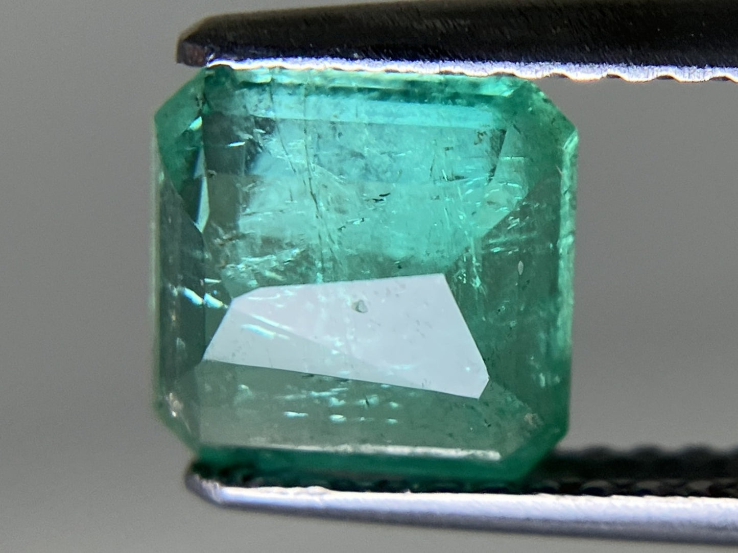 エメラルド 1.499ct 中央宝石ソーティング付き  7.04㎜×6.92㎜×3.83㎜  ルース（ 裸石 ） 4079YY