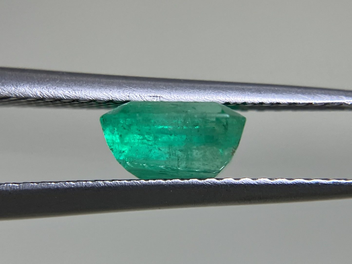 エメラルド 1.499ct 中央宝石ソーティング付き  7.04㎜×6.92㎜×3.83㎜  ルース（ 裸石 ） 4079YY