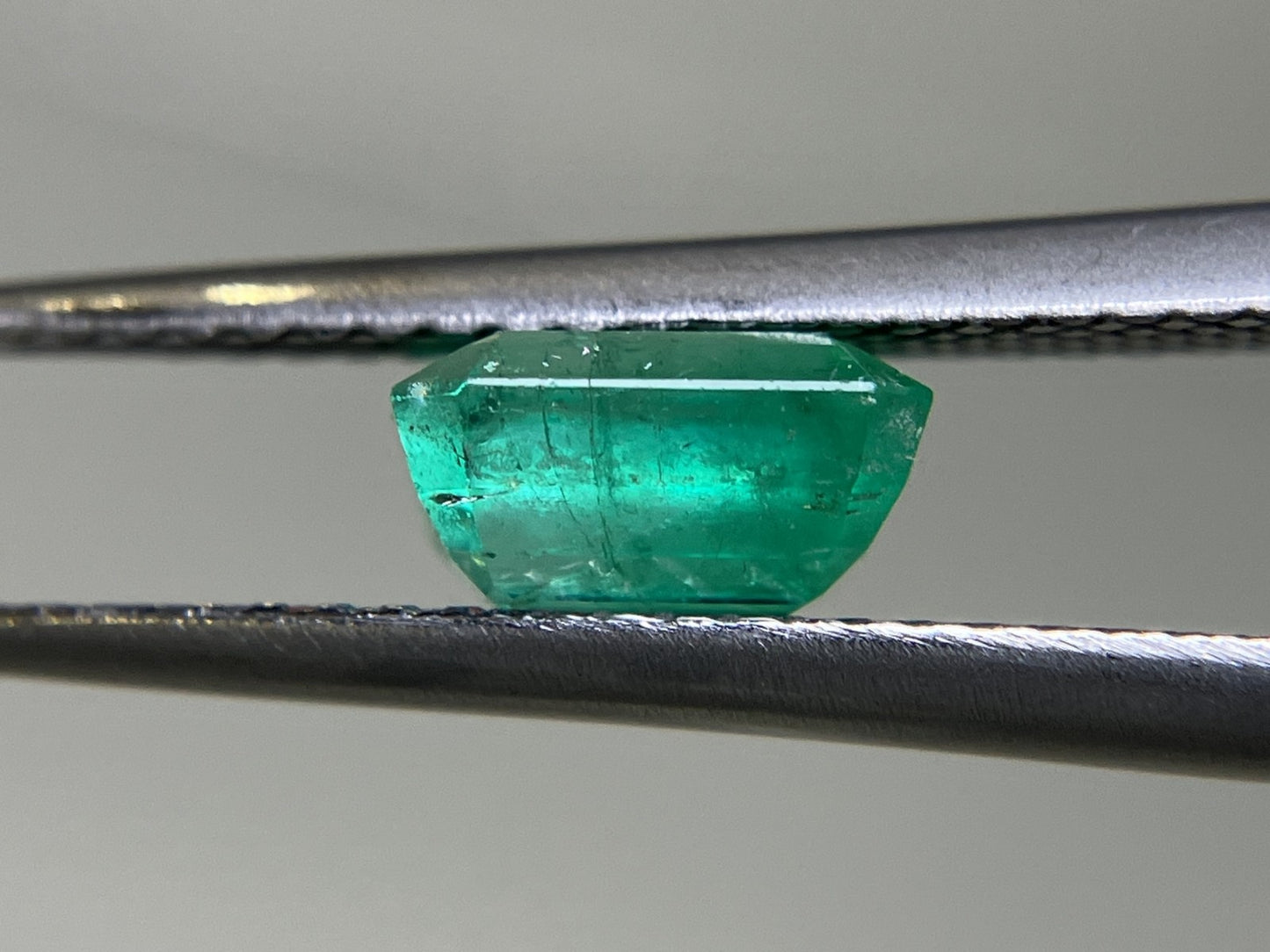 エメラルド 1.499ct 中央宝石ソーティング付き  7.04㎜×6.92㎜×3.83㎜  ルース（ 裸石 ） 4079YY
