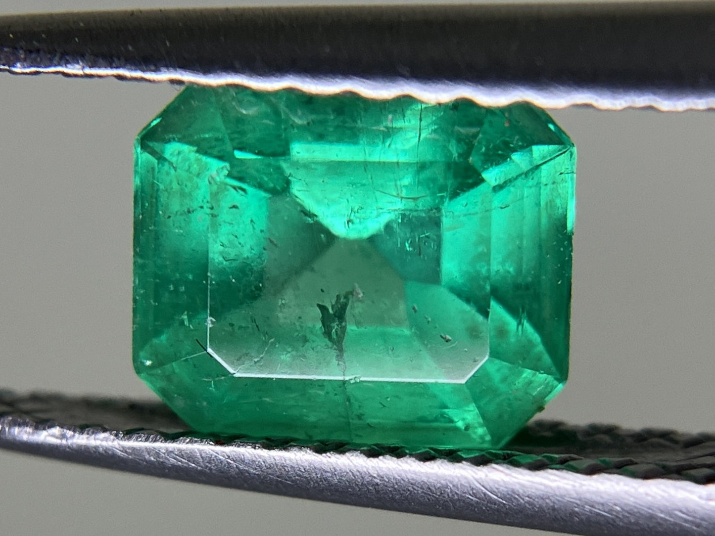 エメラルド 1.081ct 中央宝石ソーティング付き  6.78㎜×5.94㎜×4.29㎜  ルース（ 裸石 ） 4047YY