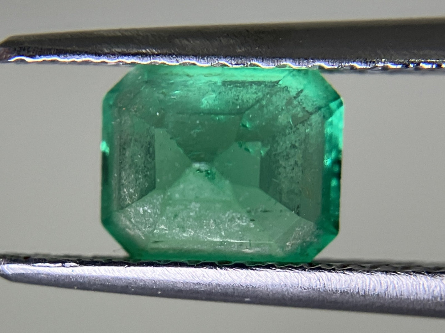 エメラルド 1.081ct 中央宝石ソーティング付き  6.78㎜×5.94㎜×4.29㎜  ルース（ 裸石 ） 4047YY