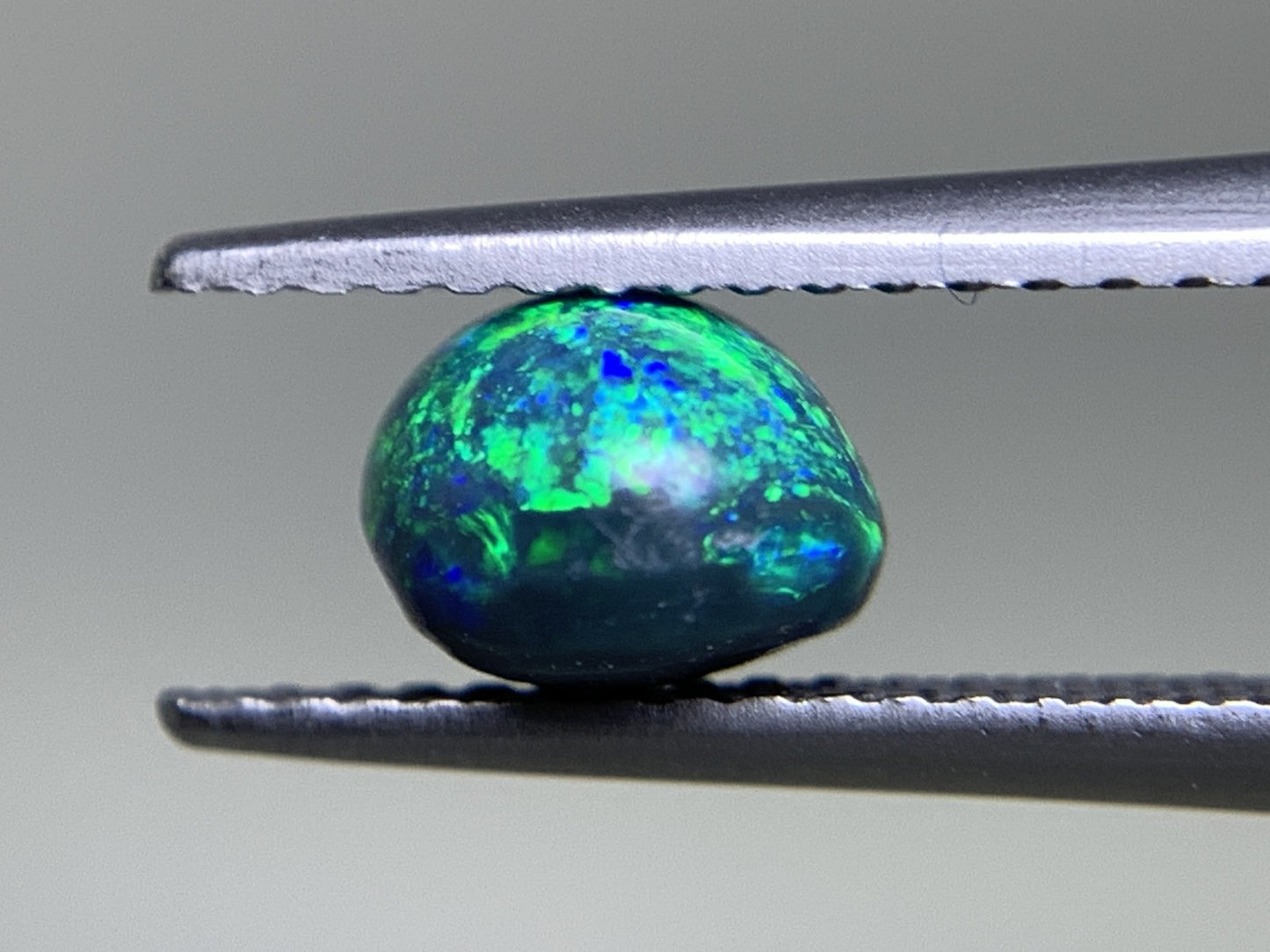 ブラックオパール 天然  1.409ct  宝石ソーティング付き  7.7㎜×6.4㎜×4.8㎜ ルース（ 裸石 ）  5807Y