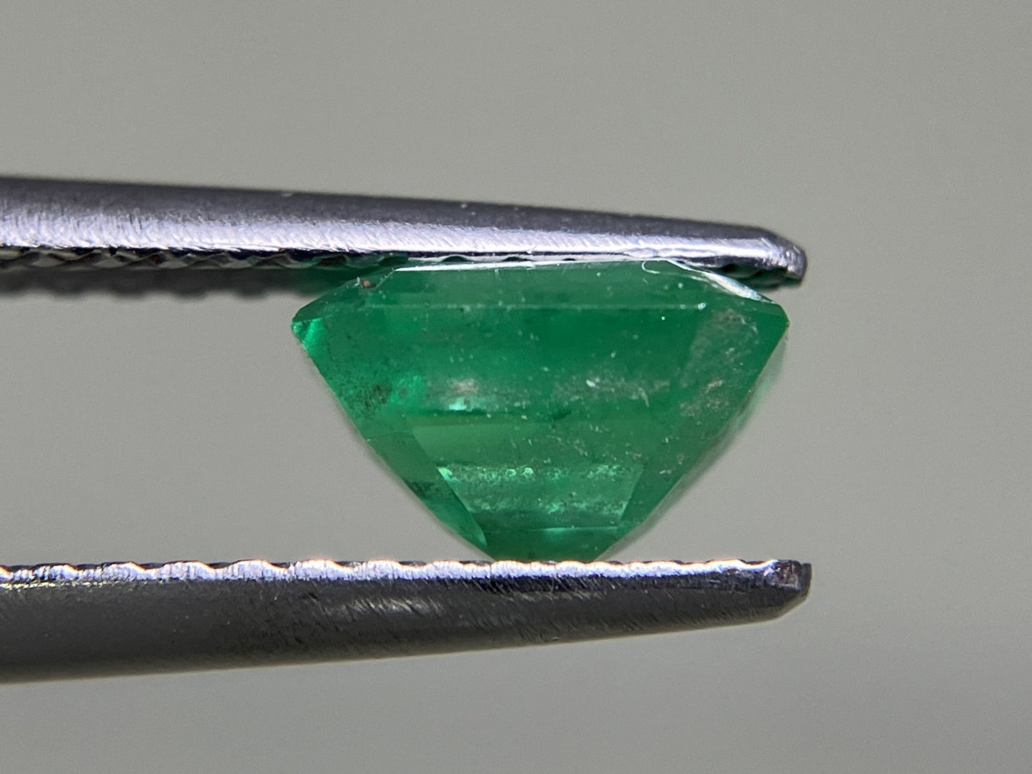 エメラルド 1.081ct 中央宝石ソーティング付き  6.78㎜×5.94㎜×4.29㎜  ルース（ 裸石 ） 4047YY