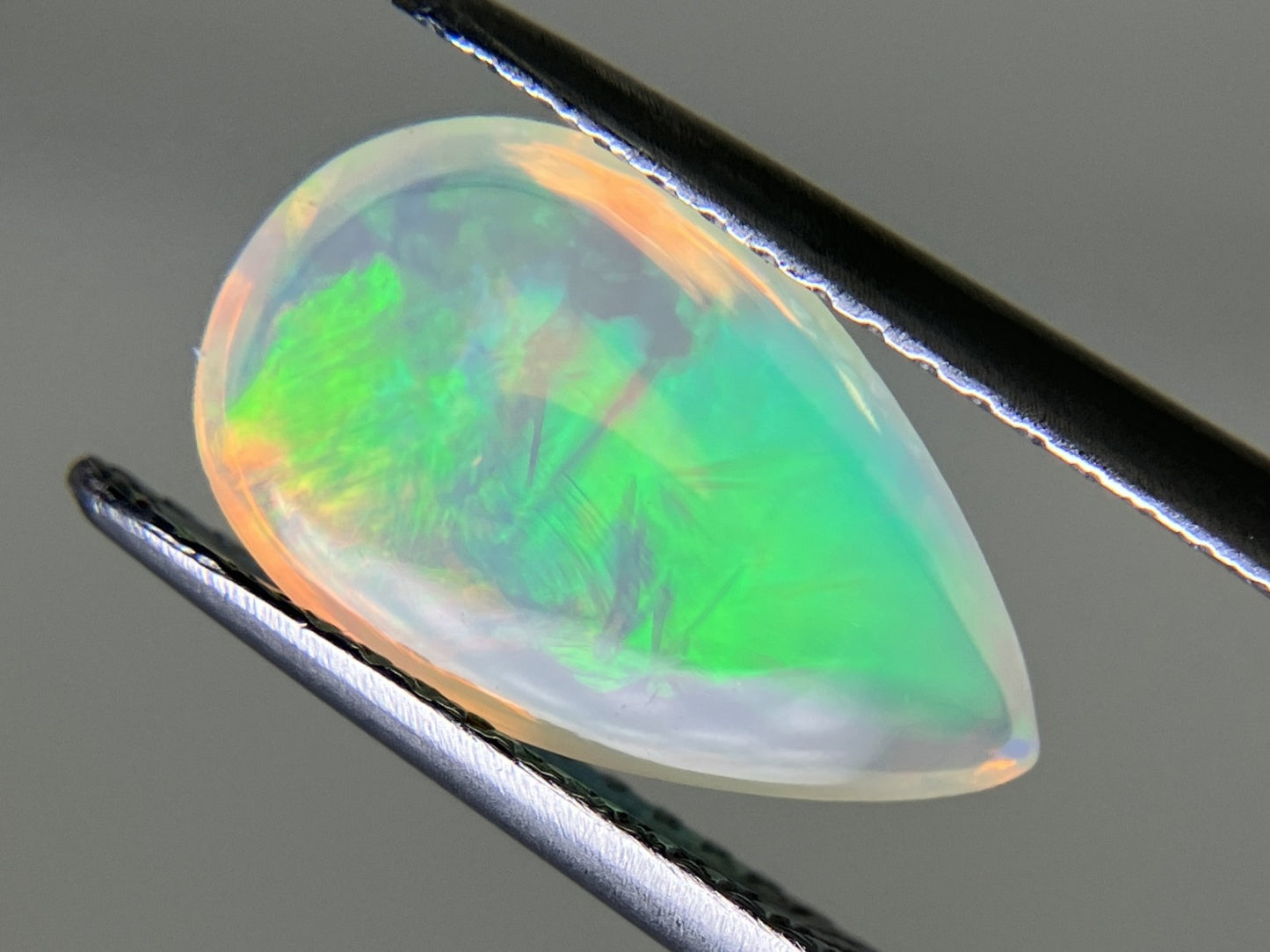 オパール 1.715ct 宝石ソーティング付き  12.9㎜×7.9㎜×4.3㎜  ルース（ 裸石 ） 3920YY