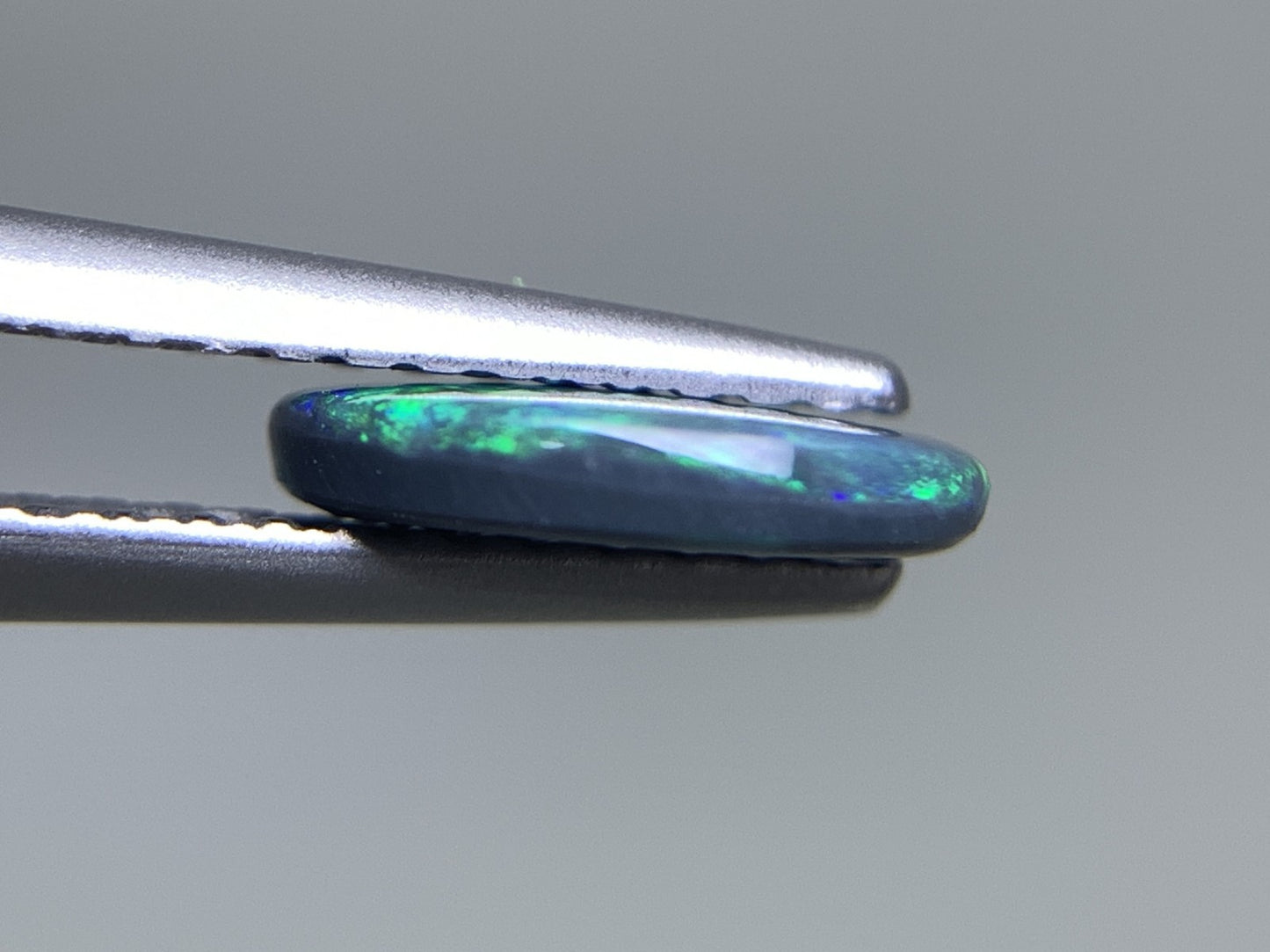 ブラックオパール 天然  0.631ct  宝石ソーティング付き  8.2㎜×6.3㎜×1.6㎜ ルース（ 裸石 ）  5754Y