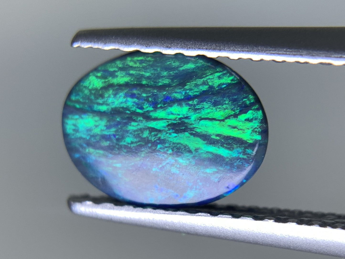 ブラックオパール 天然  0.631ct  宝石ソーティング付き  8.2㎜×6.3㎜×1.6㎜ ルース（ 裸石 ）  5754Y