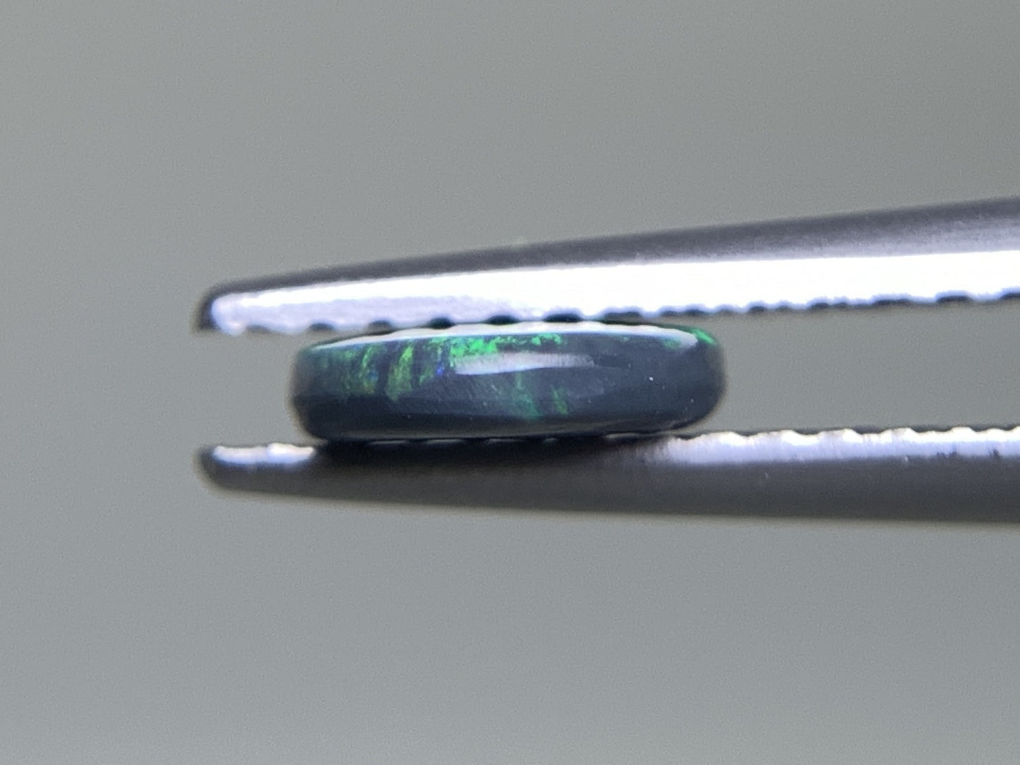 ブラックオパール 天然  0.631ct  宝石ソーティング付き  8.2㎜×6.3㎜×1.6㎜ ルース（ 裸石 ）  5754Y