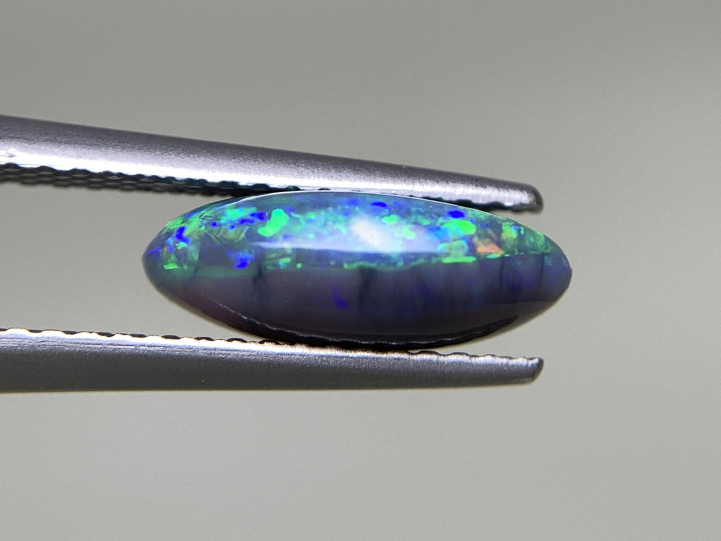 ブラックオパール 1.918ct  中央宝石ソーティング付き  11.4㎜×6.9㎜×4.0㎜  天然 ルース（ 裸石 ） 4913Y
