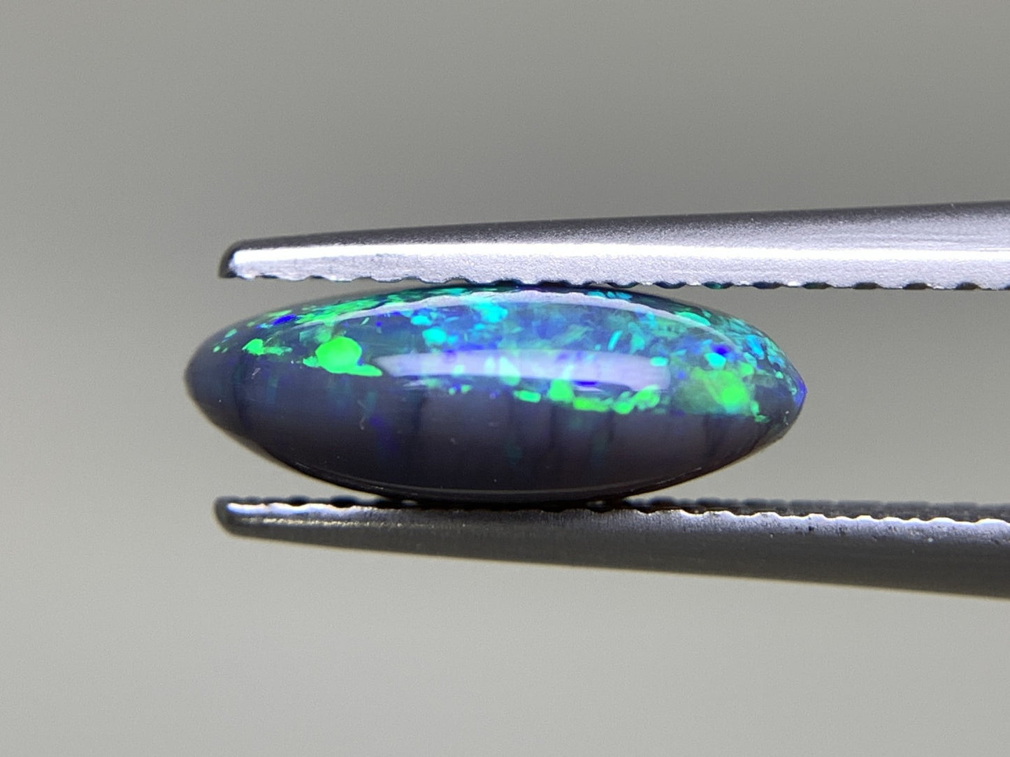 ブラックオパール 1.918ct  中央宝石ソーティング付き  11.4㎜×6.9㎜×4.0㎜  天然 ルース（ 裸石 ） 4913Y