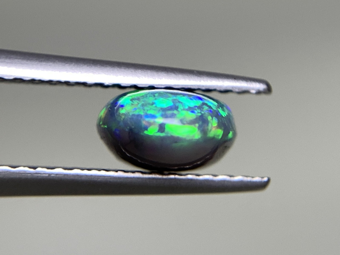 ブラックオパール 1.918ct  中央宝石ソーティング付き  11.4㎜×6.9㎜×4.0㎜  天然 ルース（ 裸石 ） 4913Y