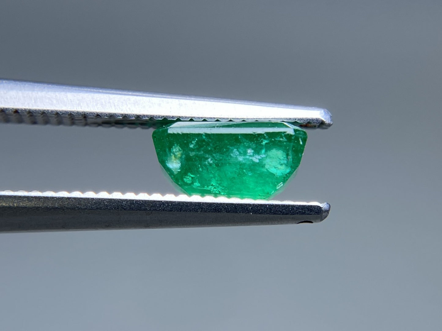 エメラルド 天然 1.111ct 中央宝石ソーティング付き 7.04㎜×5.00㎜×3.73㎜ ルース（ 裸石 ） 6854YY