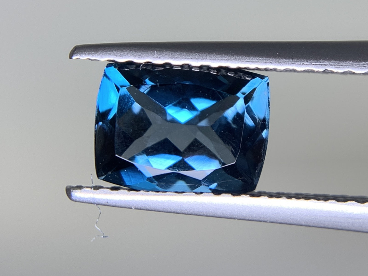 ブルートパーズ  1.940ct  宝石ソーティング付き  8.0㎜×6.1㎜×4.3㎜  ルース（ 裸石 ） 1889Y