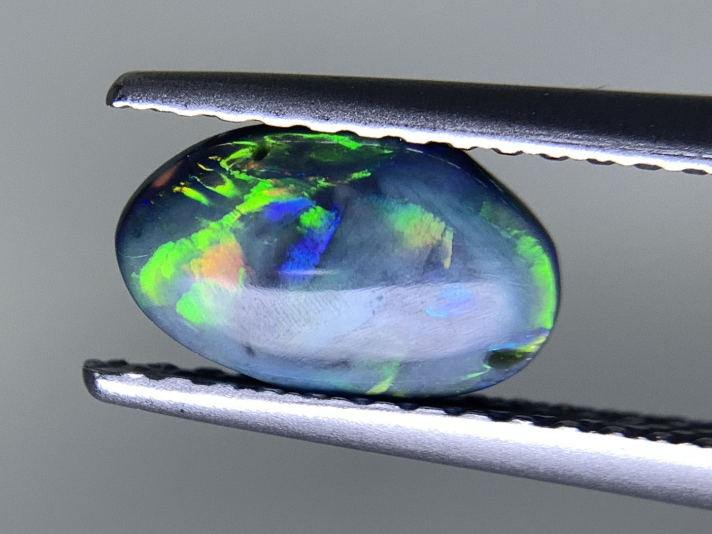 ブラックオパール 天然  0.794ct  宝石ソーティング付き  8.2㎜×5.2㎜×3.0㎜ ルース（ 裸石 ）  5738Y
