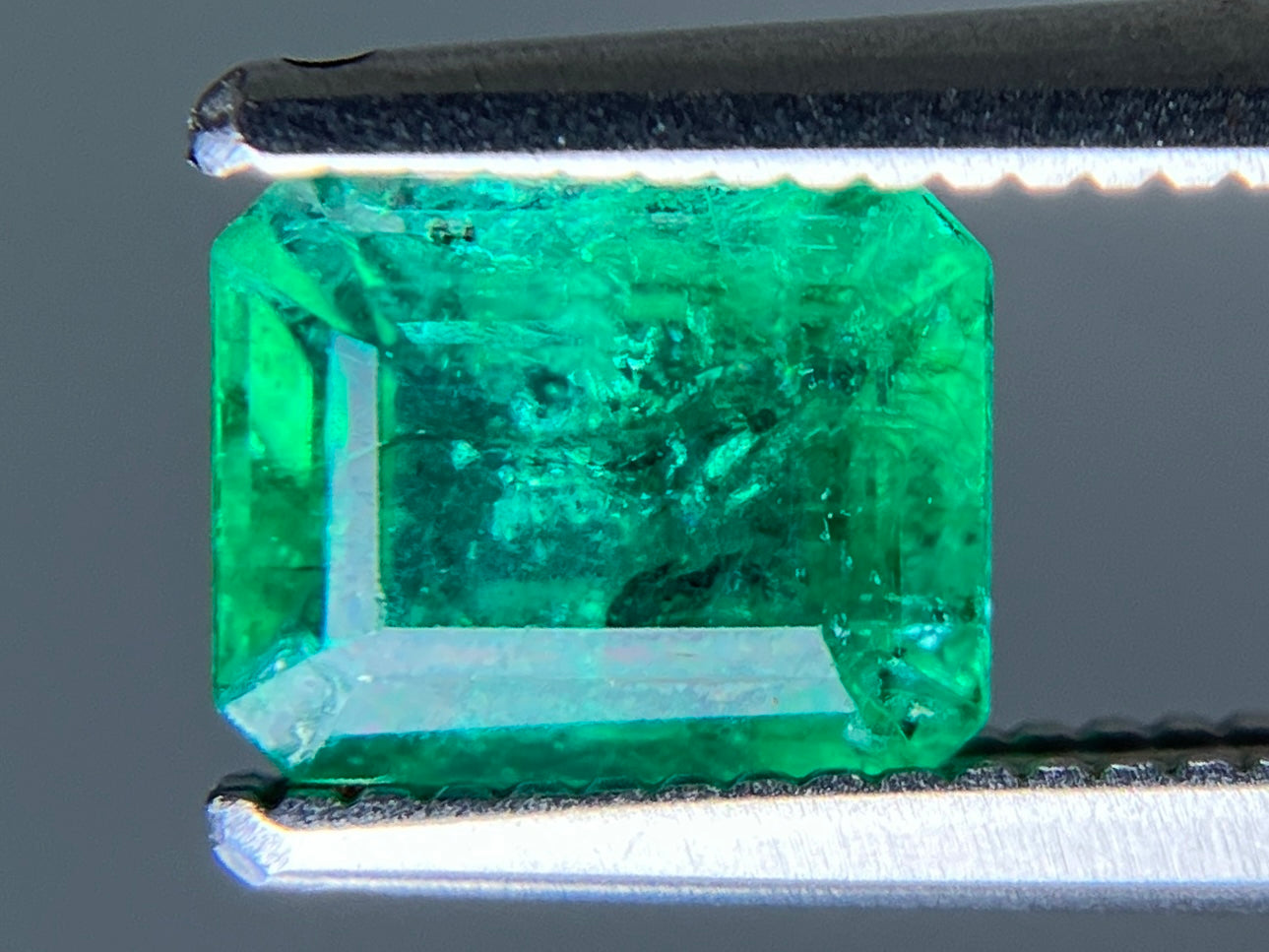 エメラルド 天然 0.965ct 中央宝石ソーティング付き 6.30㎜×5.09㎜×3.79㎜ ルース（ 裸石 ） 6881YY