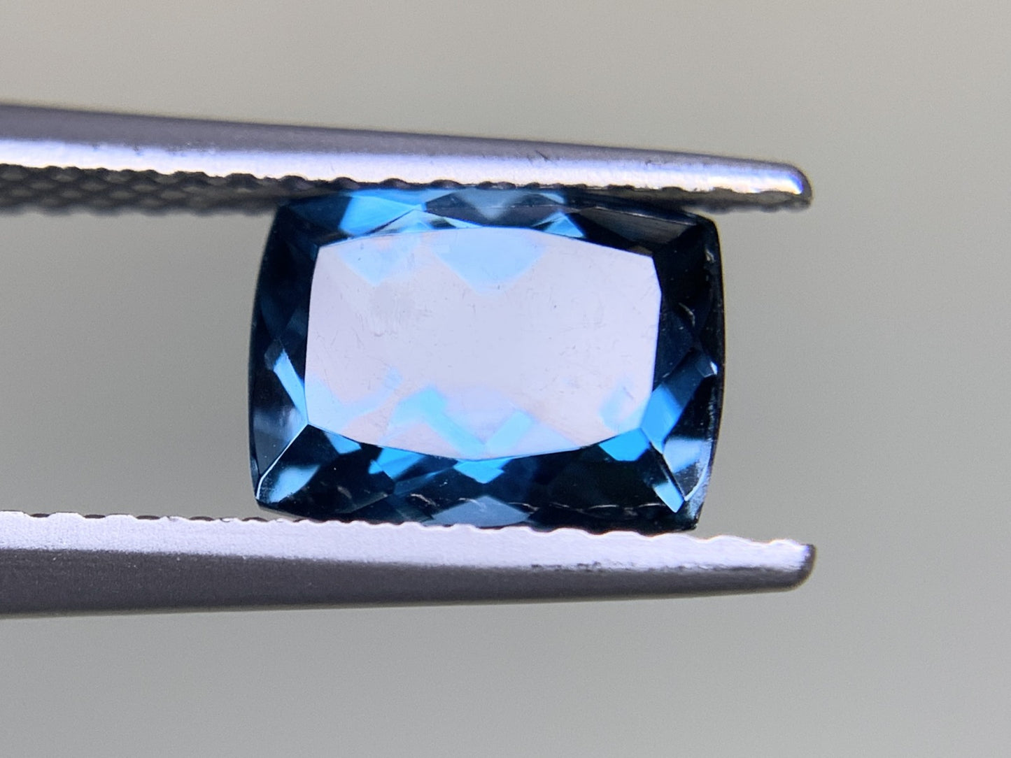 ブルートパーズ  1.940ct  宝石ソーティング付き  8.0㎜×6.1㎜×4.3㎜  ルース（ 裸石 ） 1889Y